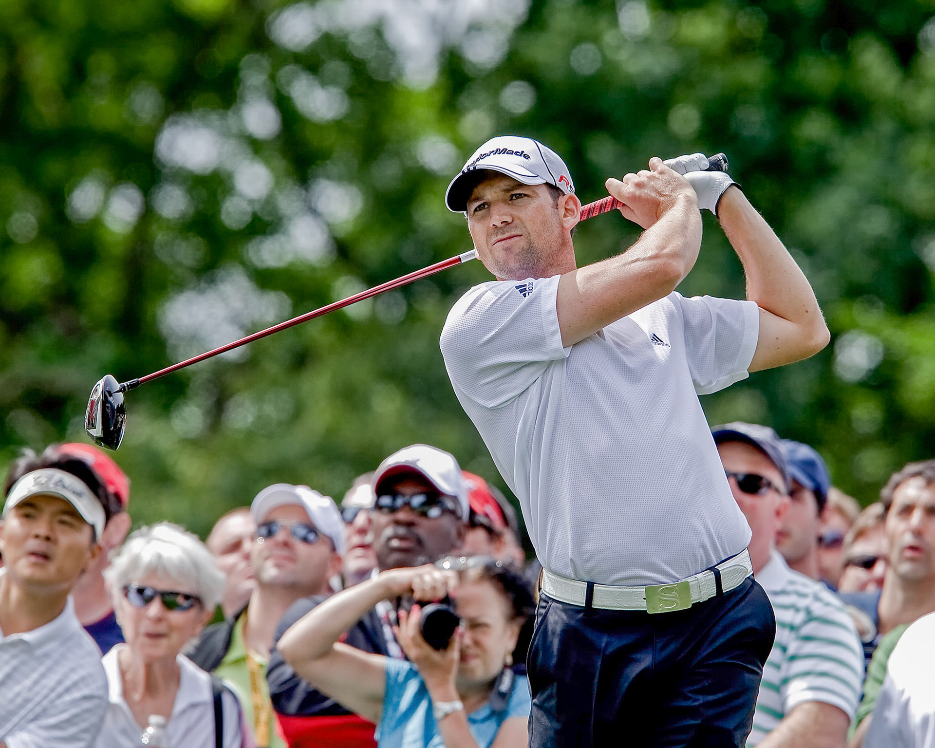 FARMINGDALE, NY - JUNE 17: Spectators enjoy watching Sergio Garcia hit a drive on the Sixth hole at the black course during the 2009 US Open on June 17, 2009 in Farmingdale, NY.