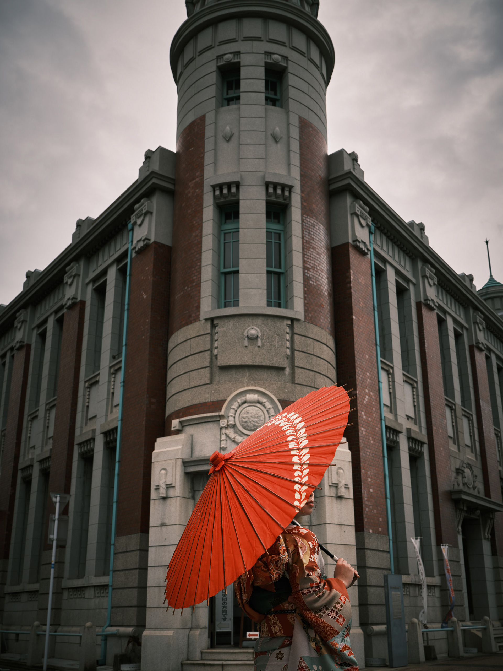 レトロな建物を背景に成人記念写真