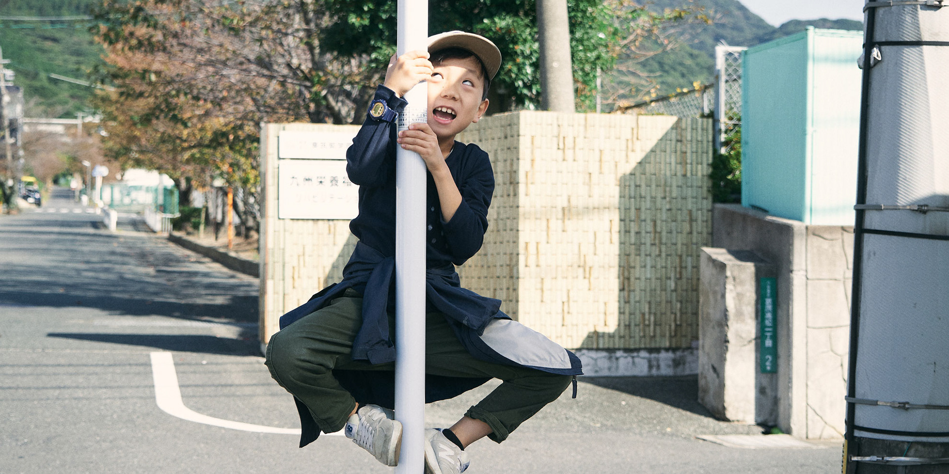 柱に登る少年