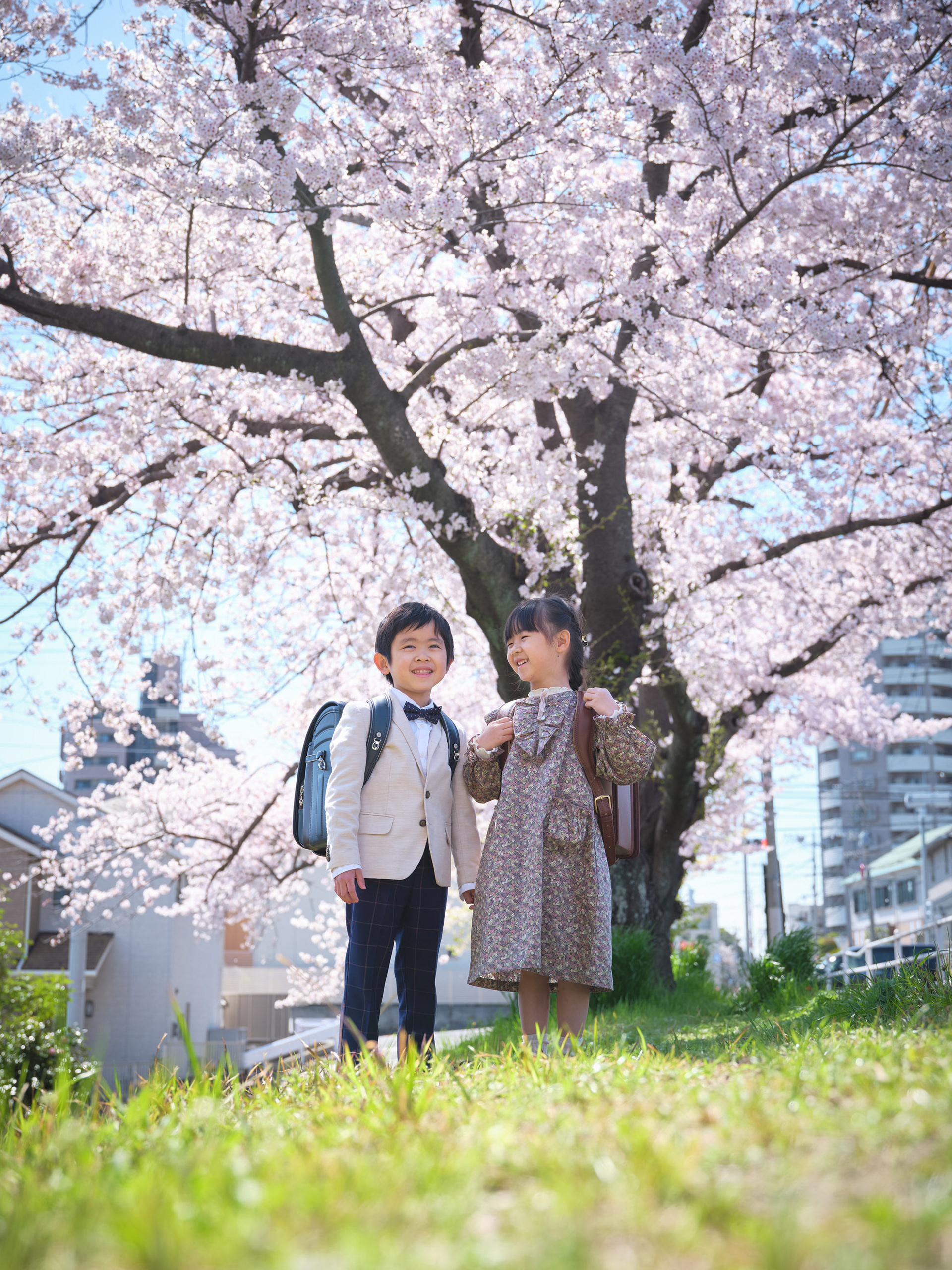 桜の前で入学記念の写真
