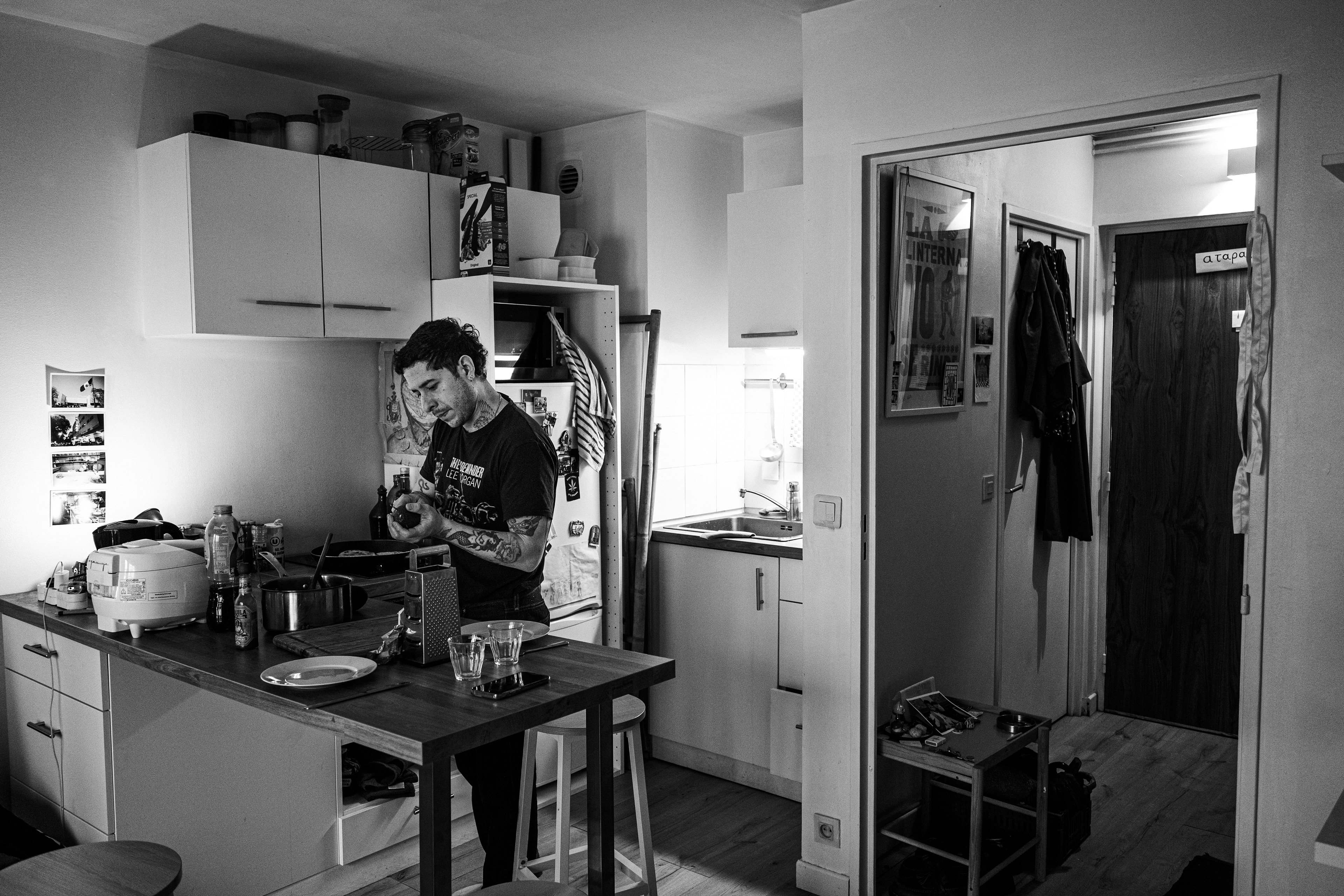 Chef Juan Manuel Leon Marquina cuts an avocado in his kitchen to add to a dressing on 30 January 2026 in Paris (11th arrondissement), France.