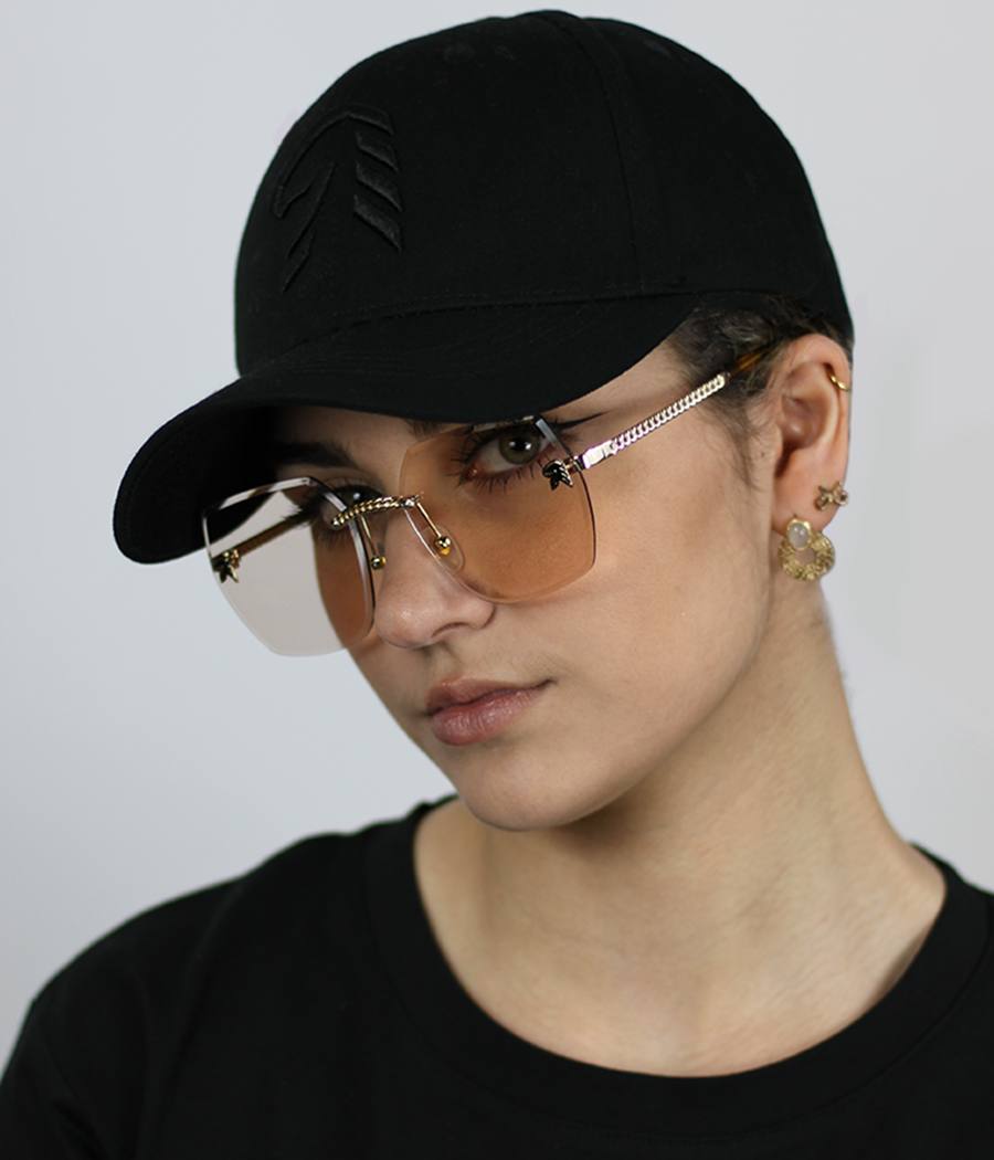 femme avec des lunettes rose