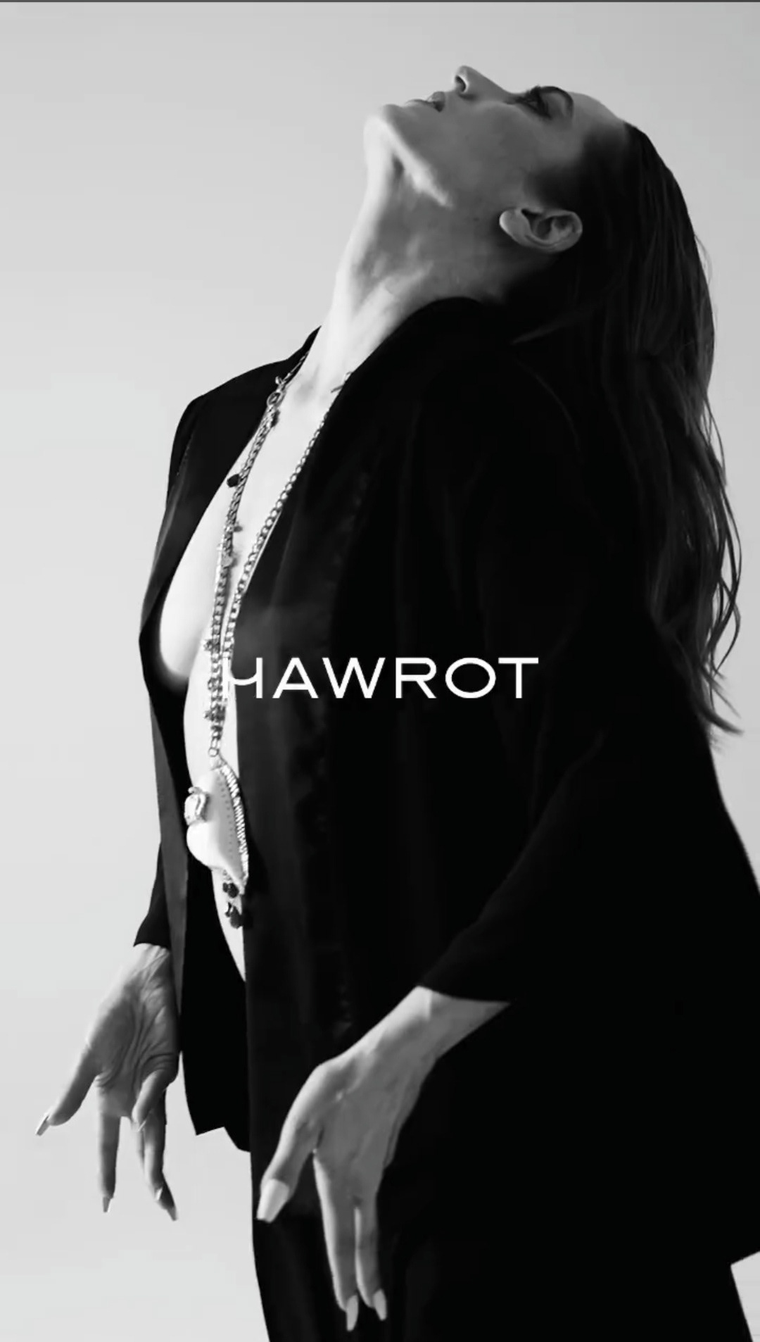 kadr modelki w filmie modowym