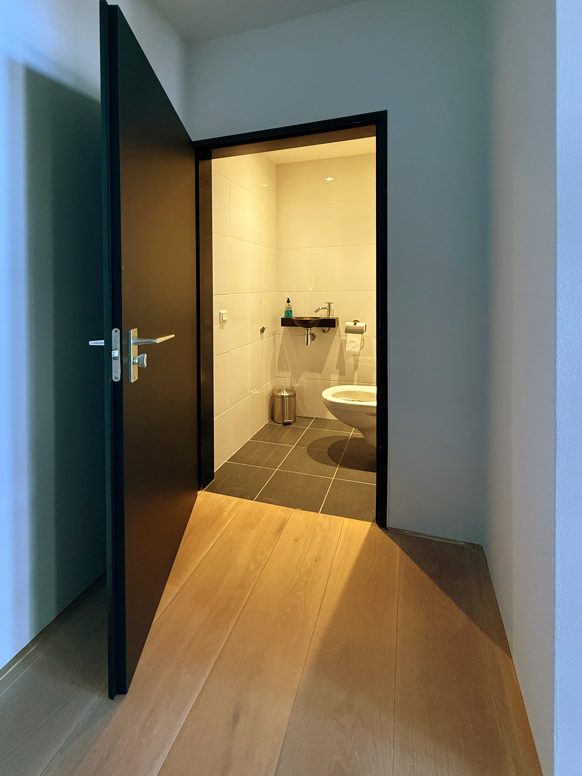 Toilet bij garderobe