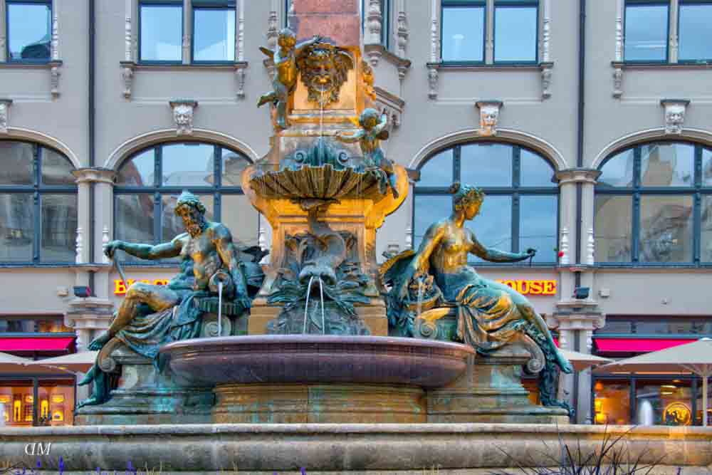 Links die Verkörperung der Industrie und rechts der Gartenbau