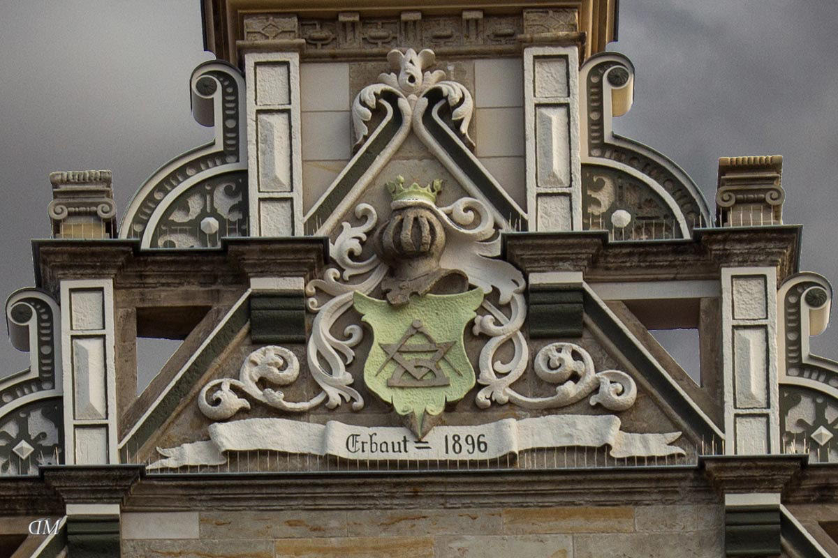 Das Geschäfts- und Wohnhaus wurde 1896, gegenüber der Hauptpost, errichtet. Interessant sind die Insignien der Freimaurerloge am Giebel. Weitere Infos auf Erfurt-web.de. DDR: Links Büro- und Schreibwaren und rechts über 2 Etagen Bild & Kunst.