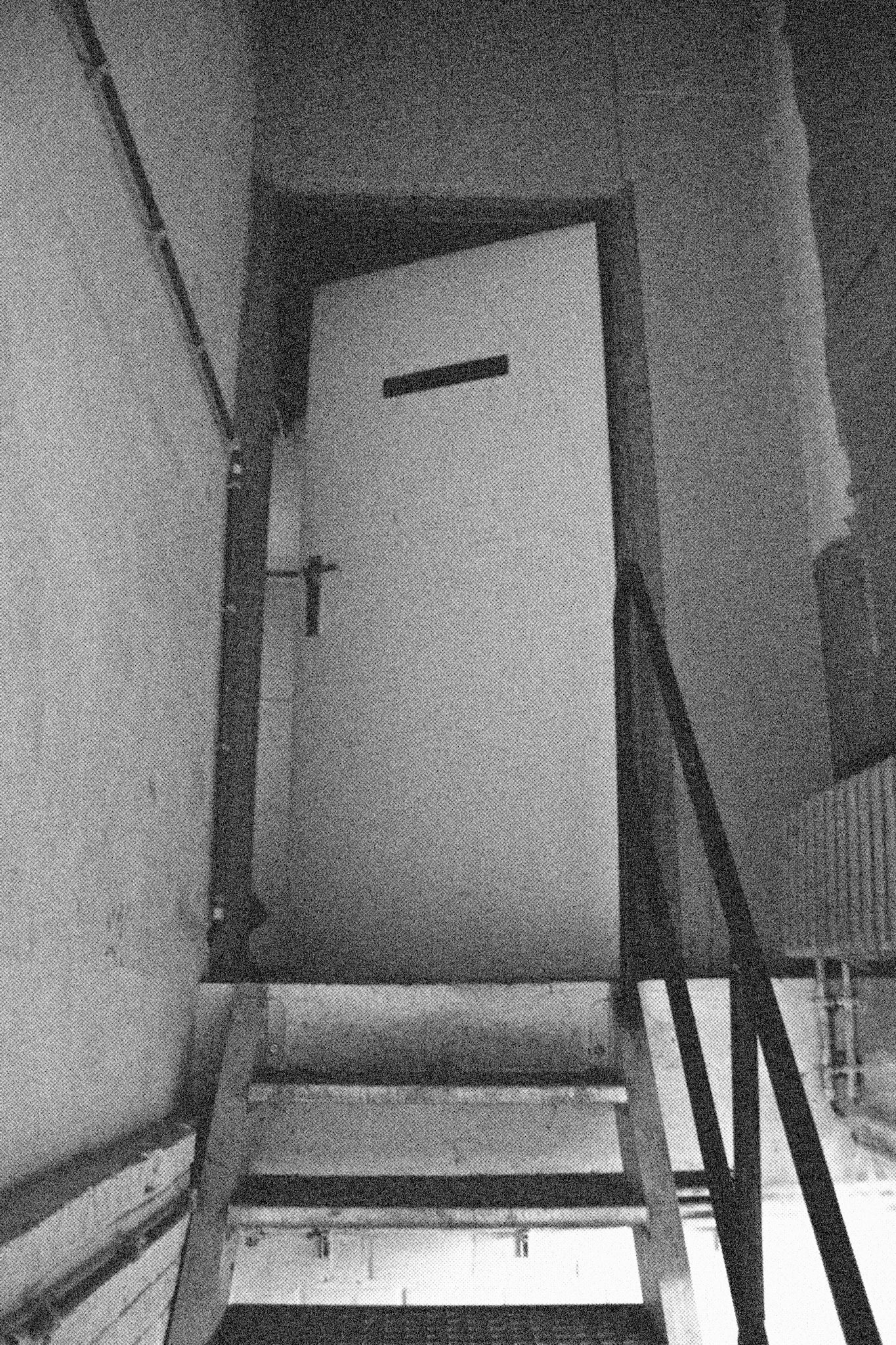 One Week Visitorinstallationcarpet, bed, sheets, xerox prints, tape, chain, lock2006