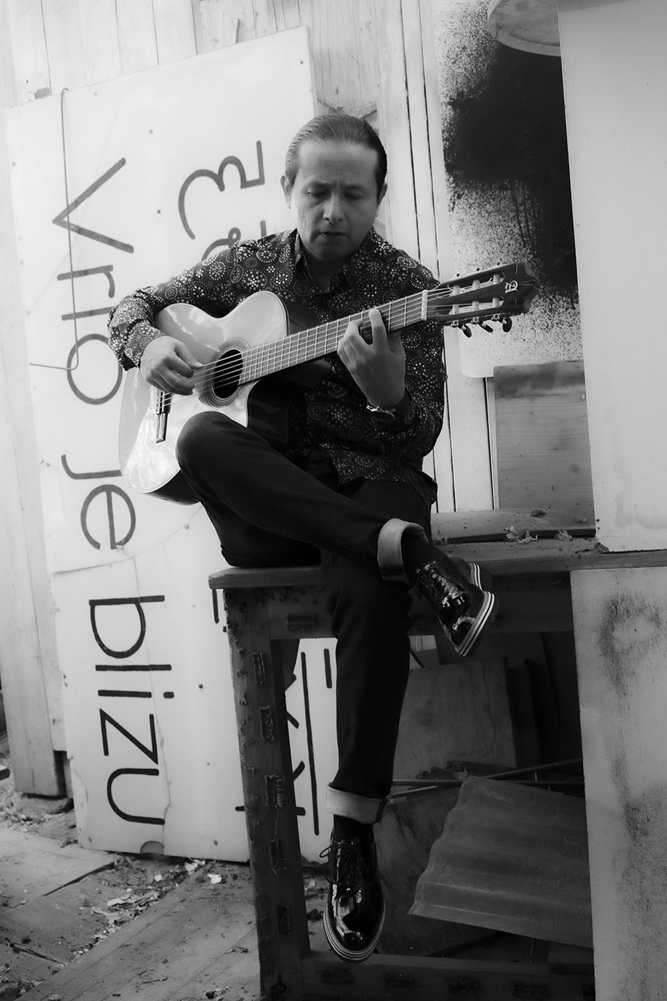 ERNESTO CORTAZAR LARA ist professioneller Musiker, Komponist und Gitarrist. Er gibt auch Unterricht für die Gitarre.