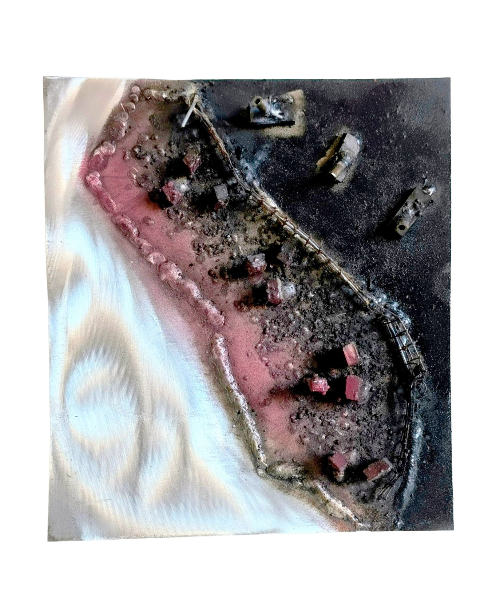 Atrapados,sinsalida · Franja de Gaza · Pieza geográfica en acero reciclado con coordenadas GPS grabadas e imagen satelital transferida · Paisajes de Guerra · Luis González Palacios · 2025 · 33×43 cm