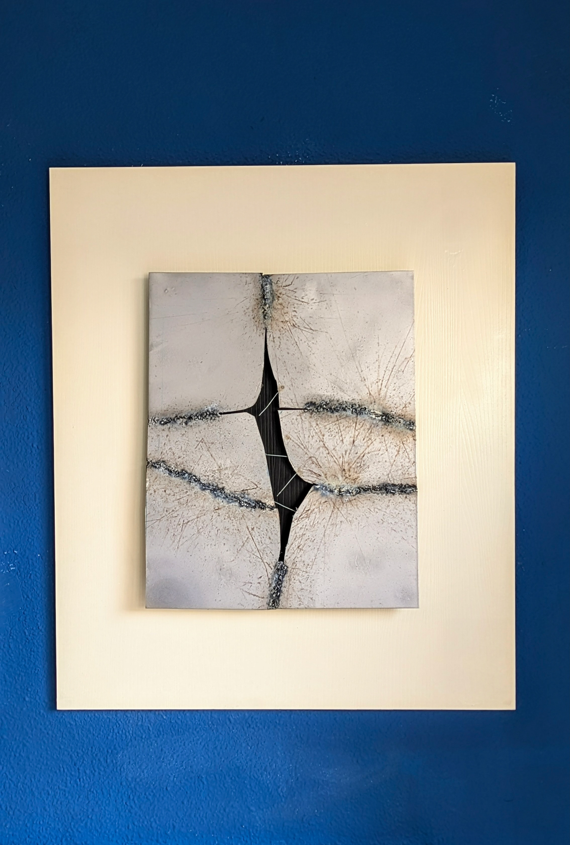 Pacificación · Placa de acero reciclado con imagen satelital transferida mediante oxidación y abrasión · Estructura del Conflicto · Paisajes de Guerra · Luis González Palacios · 2025 · 68×80 cm