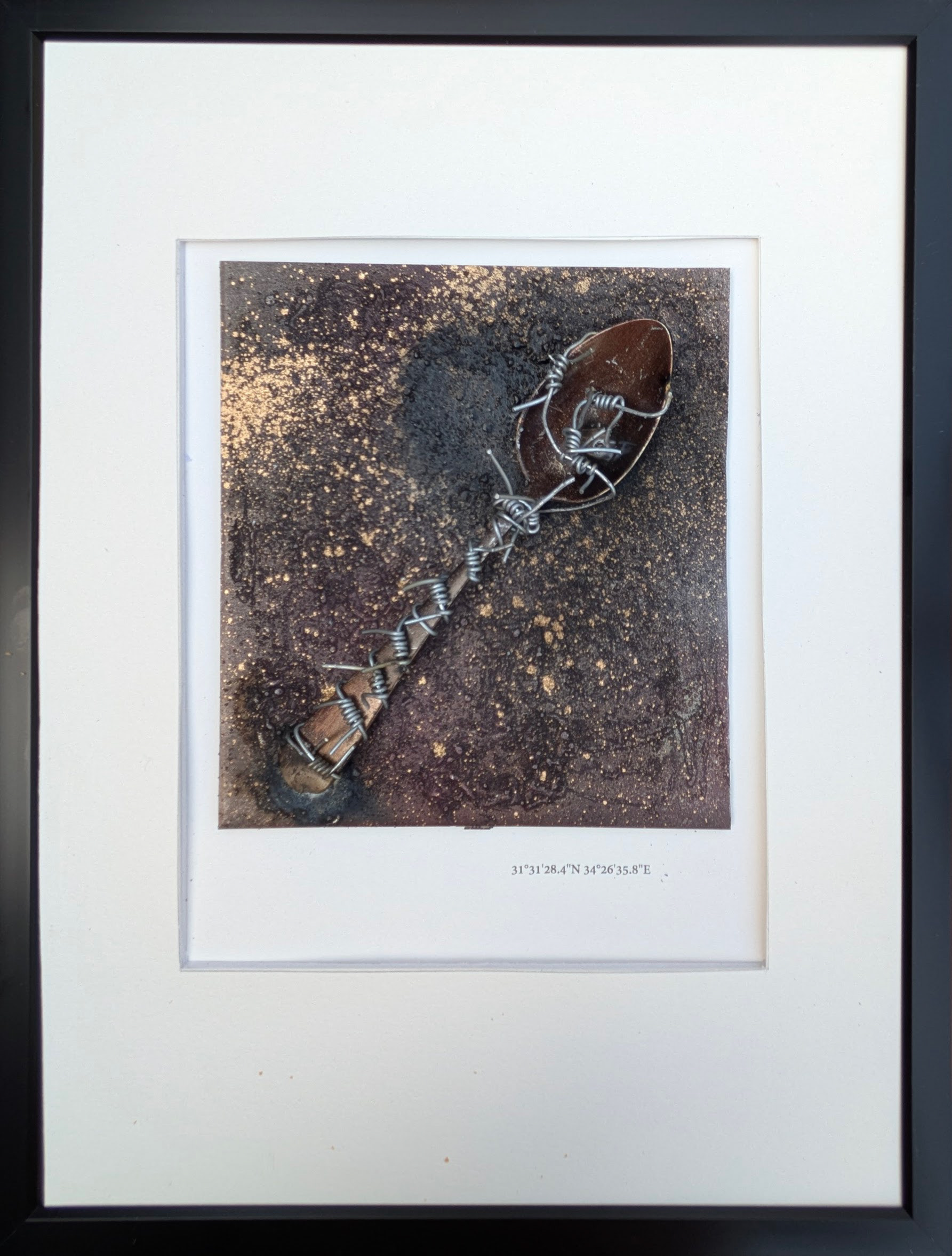 Hospital de Al-Shifa · Gaza · Pieza geográfica en acero reciclado con coordenadas GPS grabadas e imagen satelital transferida · Paisajes de Guerra · Luis González Palacios · 2025 · 33×43 cm