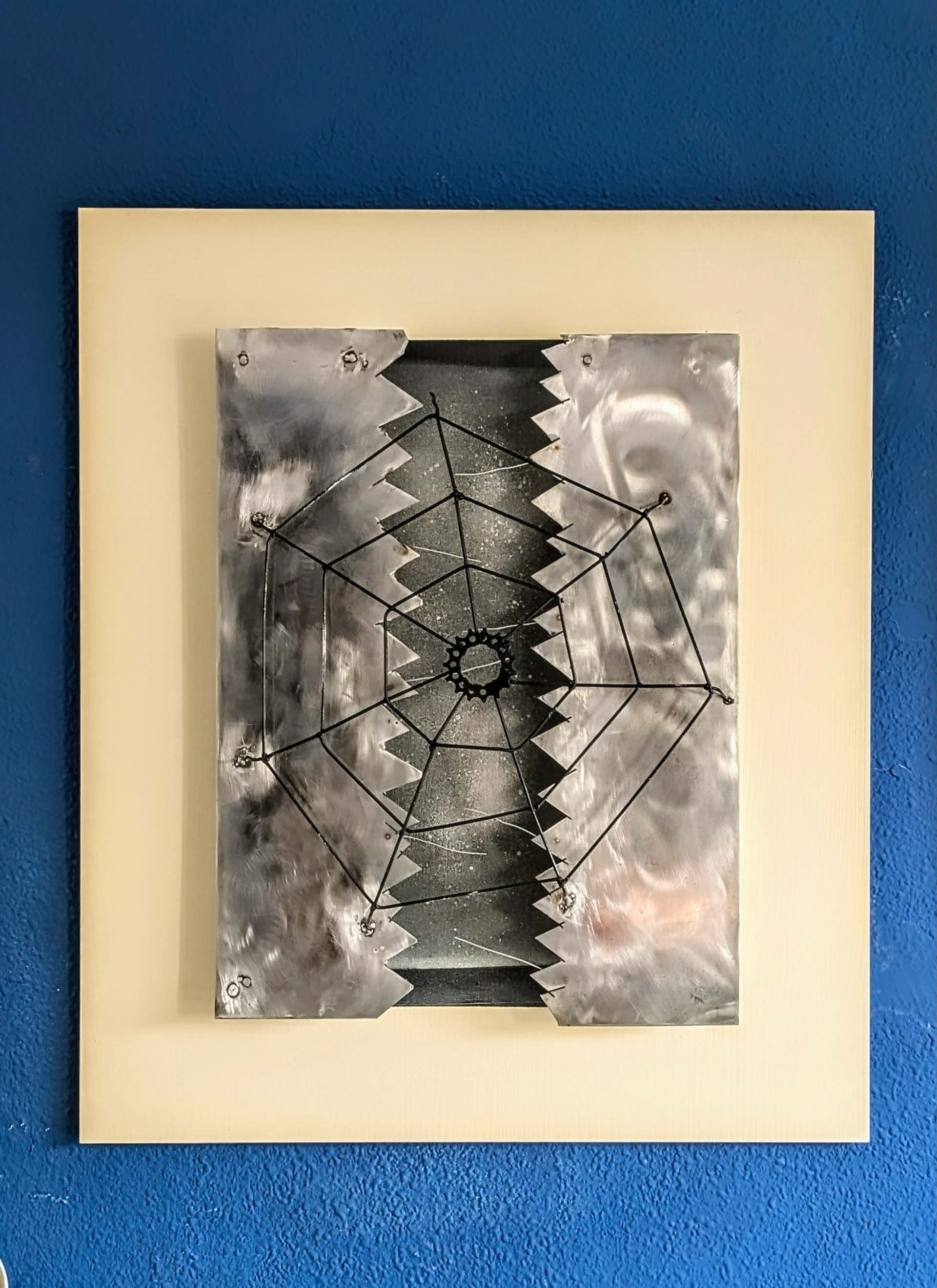 Tensión · Placa de acero reciclado con imagen satelital transferida mediante oxidación y abrasión · Estructura del Conflicto · Paisajes de Guerra · Luis González Palacios · 2025 · 68×80 cm