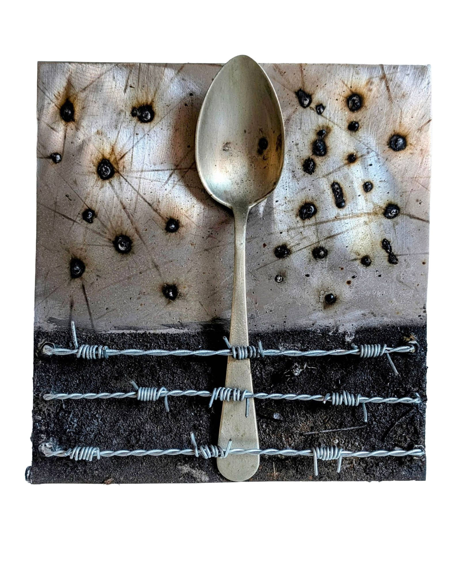 Crimen de guerra · El hambre como instrumento de guerra · Gaza · Pieza geográfica en acero reciclado con coordenadas GPS grabadas e imagen satelital transferida · Paisajes de Guerra · Luis González Palacios · 2025 · 33×43 cm