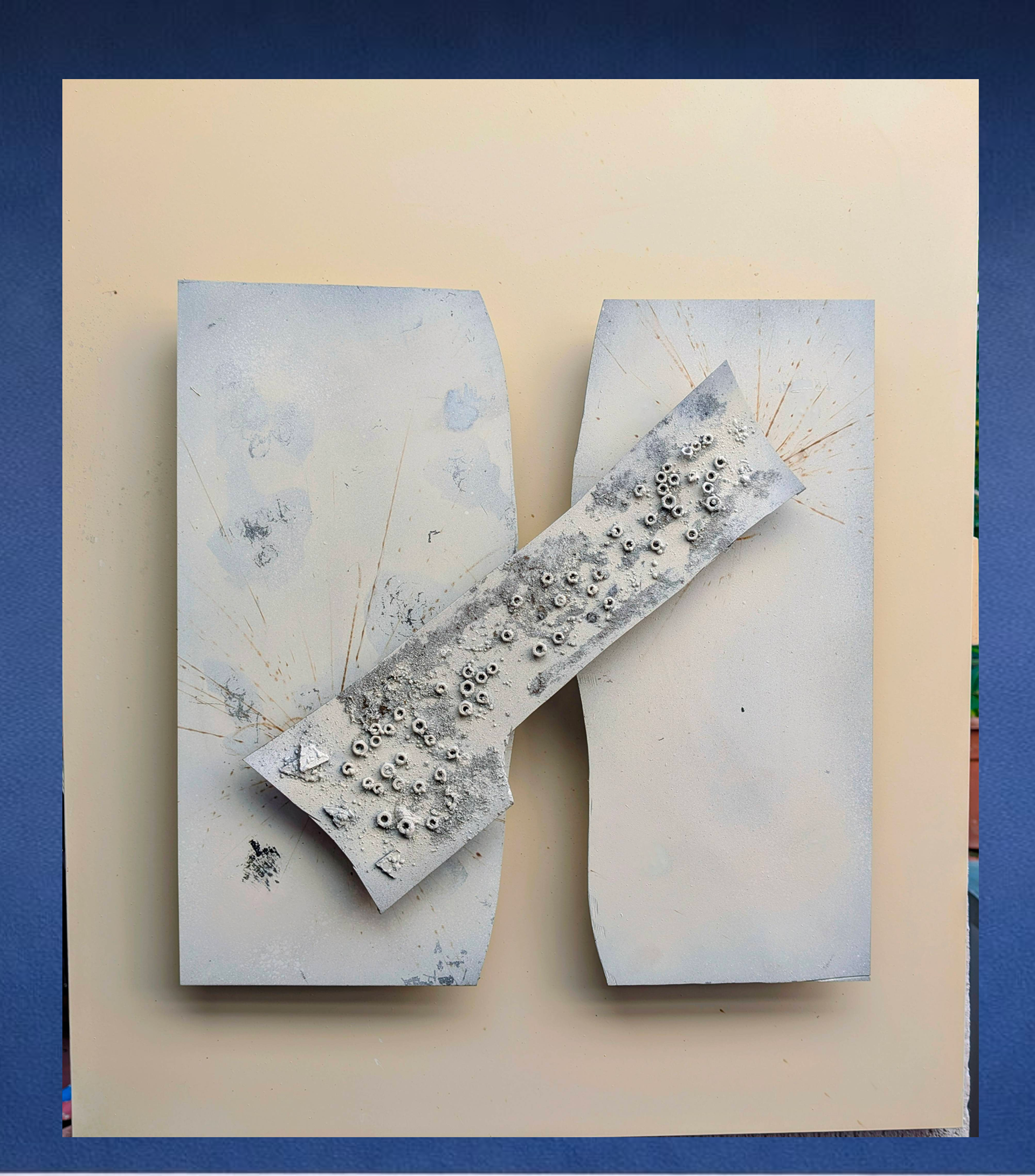 El silencio que no es paz.Placa de acero reciclado con imagen satelital transferida mediante oxidación y abrasión · Estructura del Conflicto · Paisajes de Guerra · Luis González Palacios · 2025 · 68×80 cm