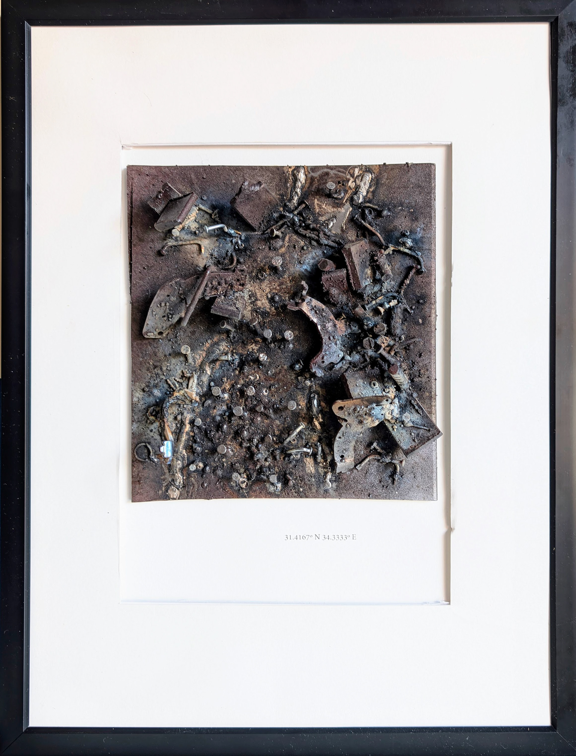 Entre Escombros · Gaza · Pieza geográfica en acero reciclado con coordenadas GPS grabadas e imagen satelital transferida · Paisajes de Guerra · Luis González Palacios · 2025 · 33×43 cm