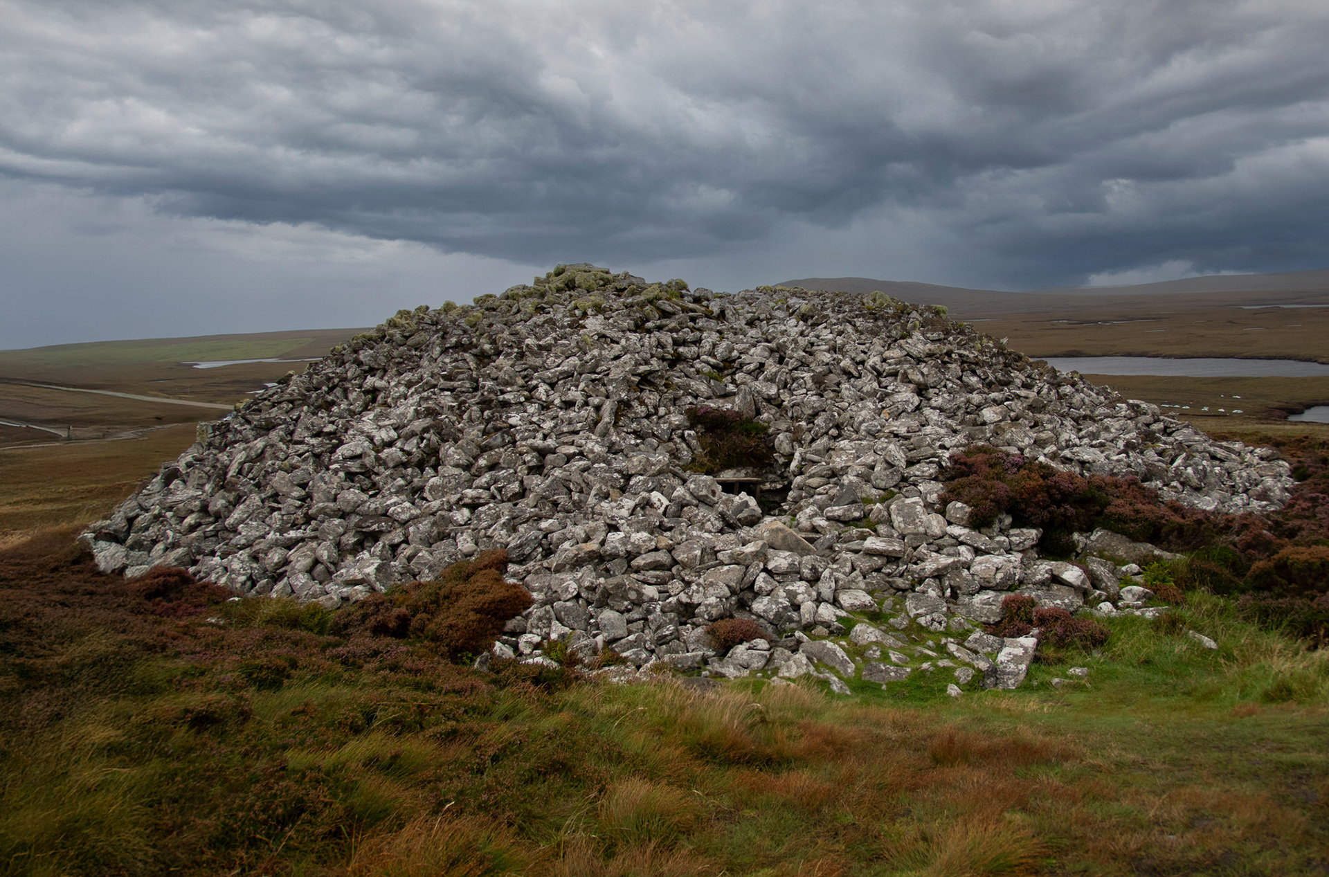 Barpa Langass Neolithic burial chamber, North Uist