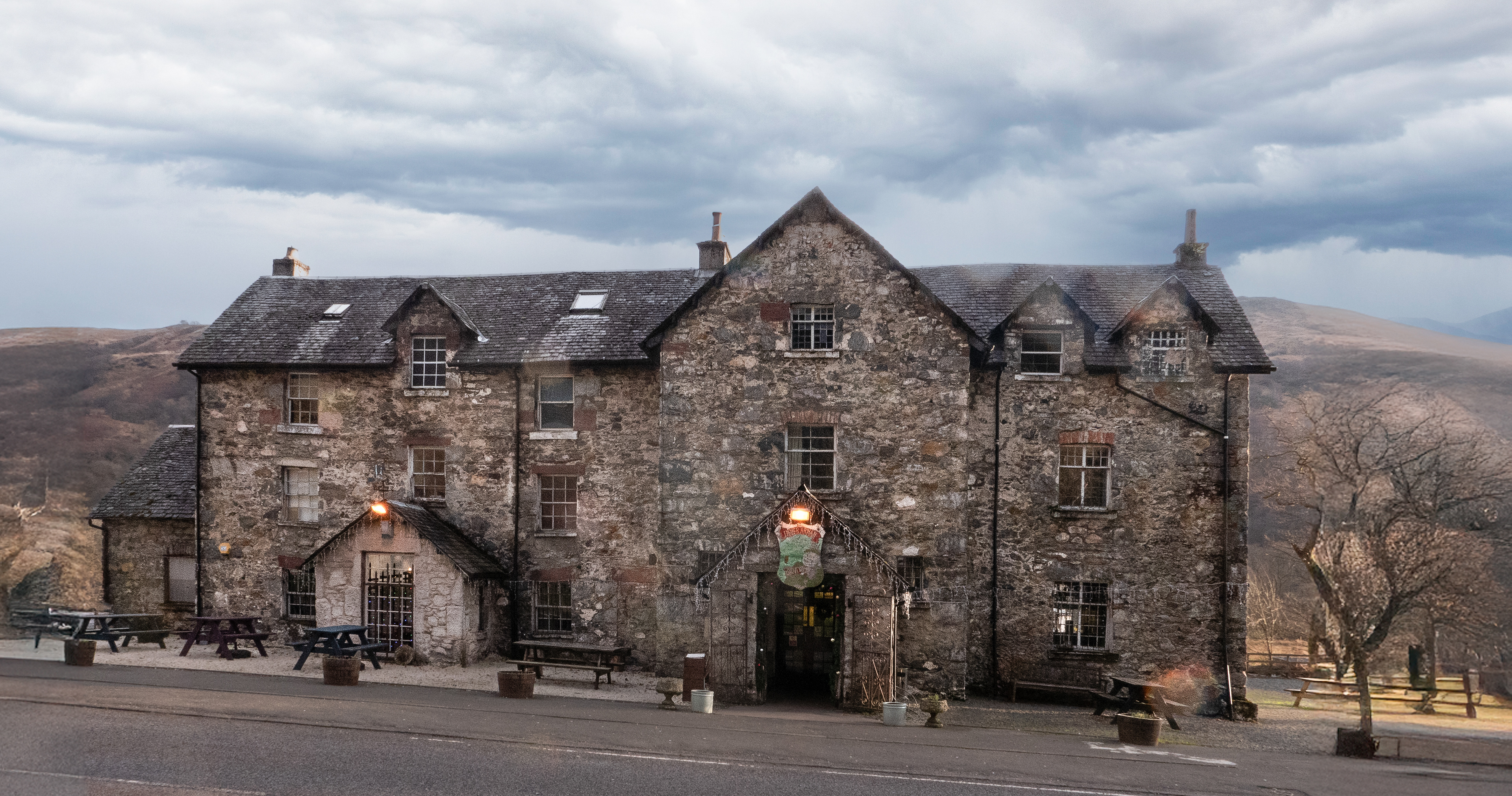 The Drovers Inn, Inverarnan , Highland, (1705), haunt of Rob Roy MacGregor, Highland