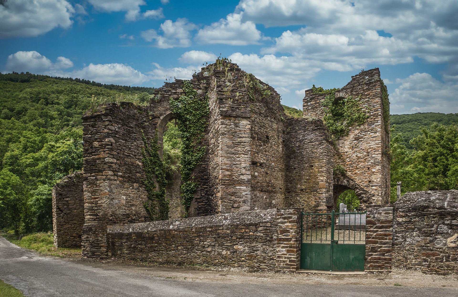 l'église de St Pierre de Vals,  Occitanie, France