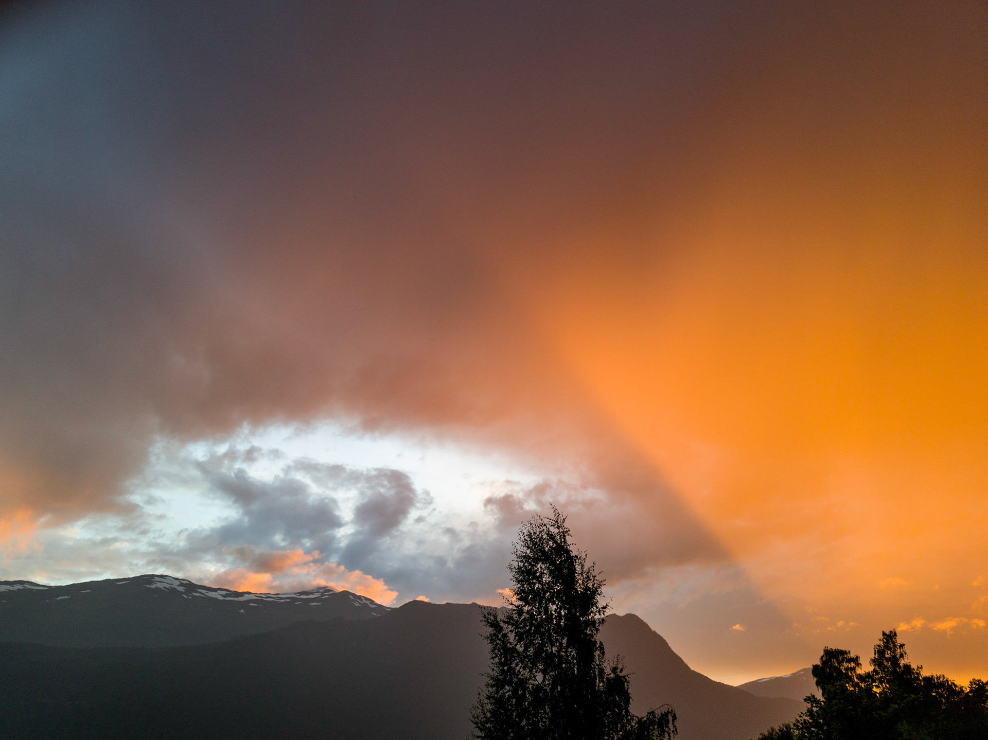 Solnedgang med skygge fra Skjerdingane i Gloppen