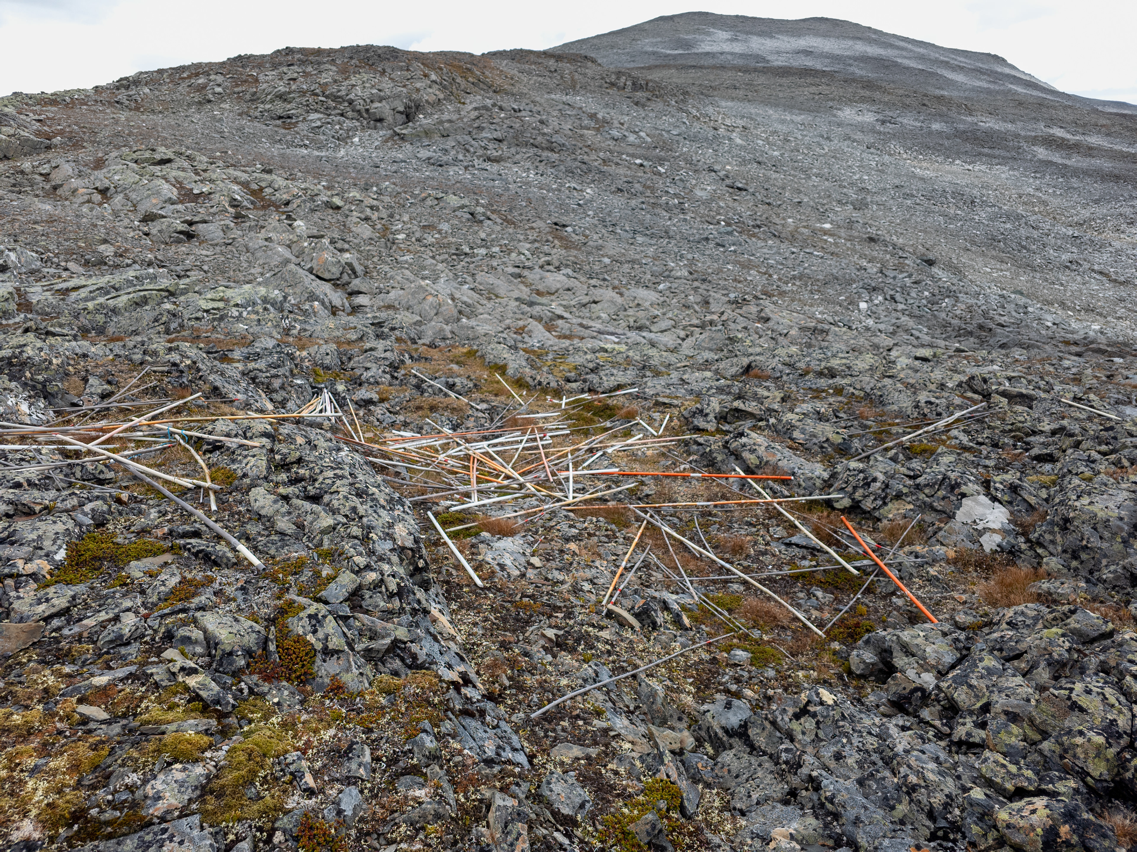Søppel mellom Blåøret og Kinnpiken