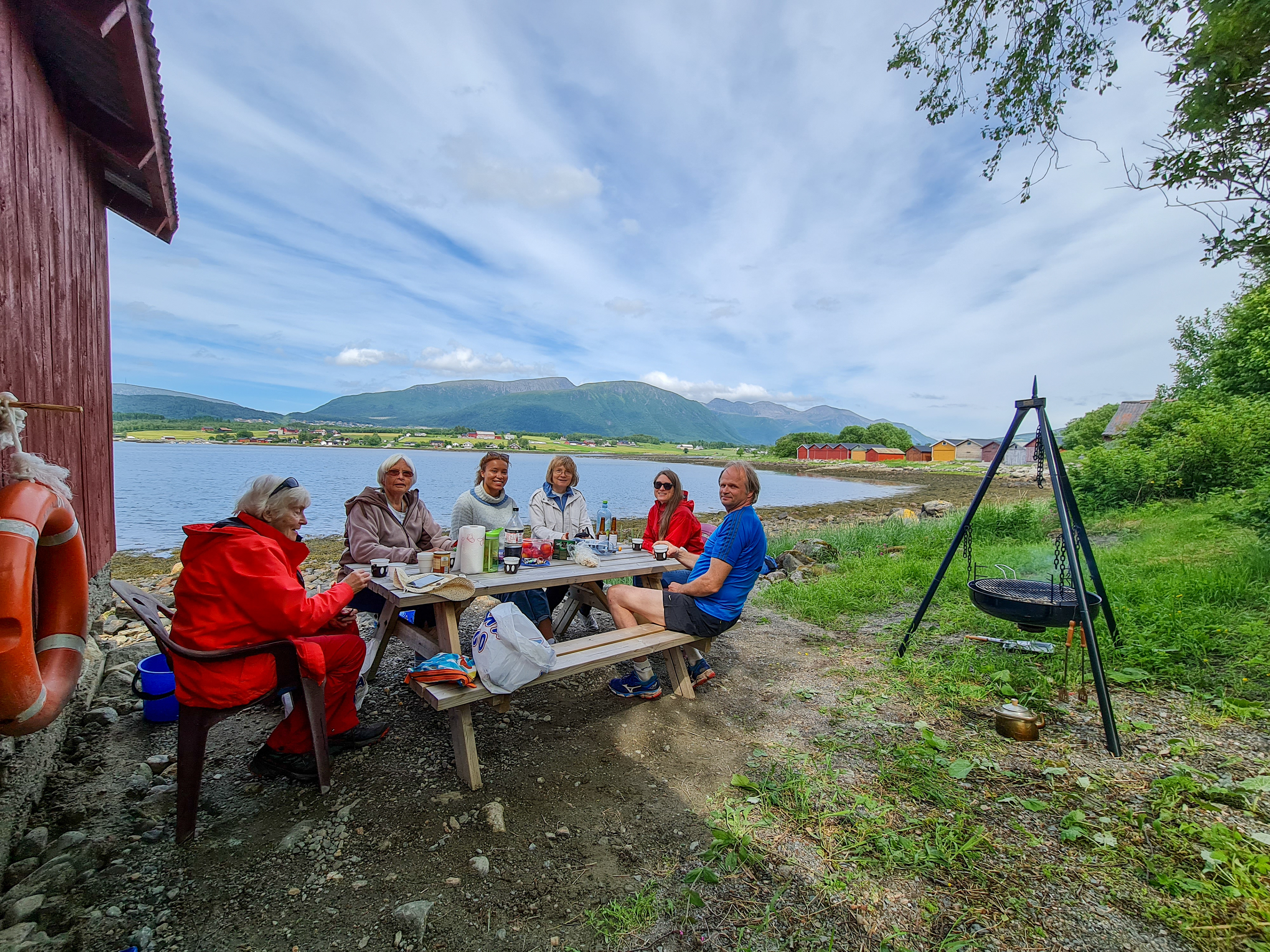 Grilling ved naustet i Syltevorpa
