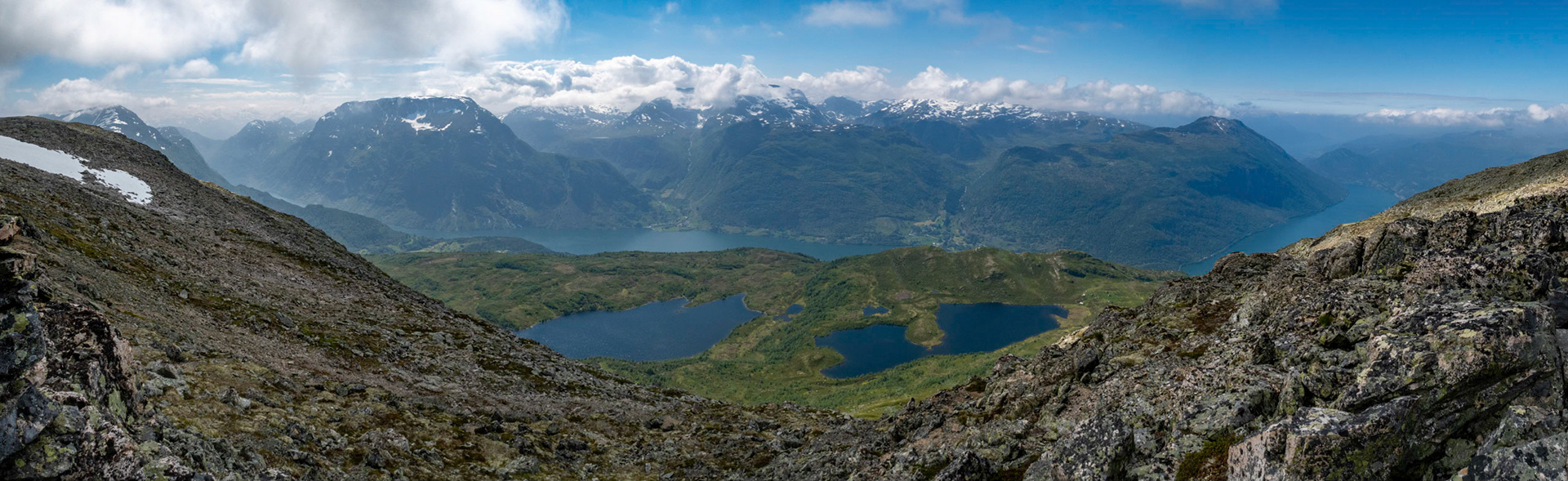 Støylsvatnet og Nigardsvatnet med Breimsvatnet bak. Fra Blåfjellet i Gloppen