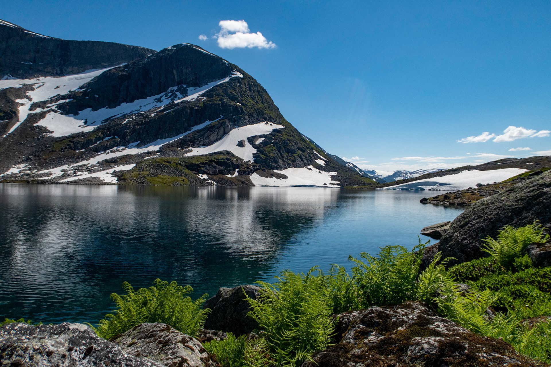 Storevatnet og Tverrfjellet i Jølster