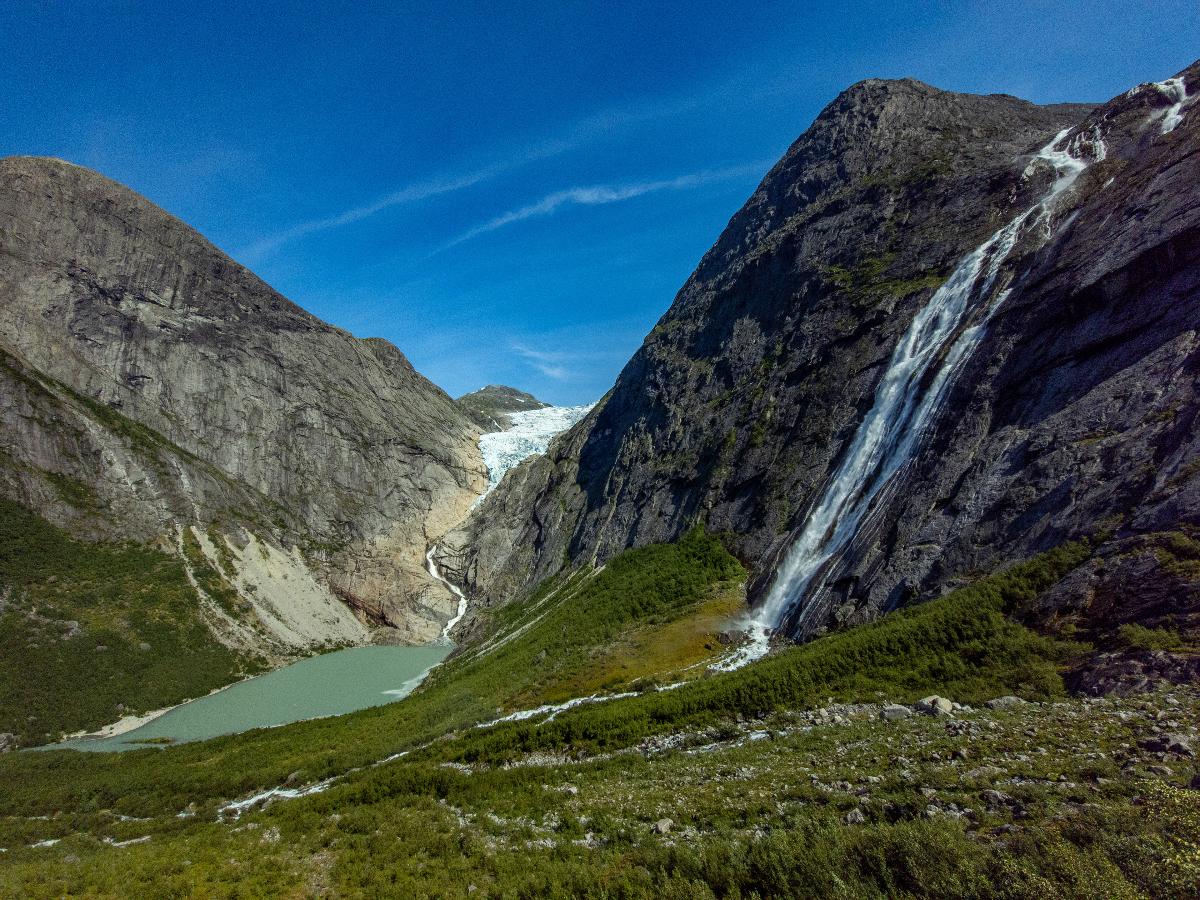 Briksdalsbreen og Tjøtafossen