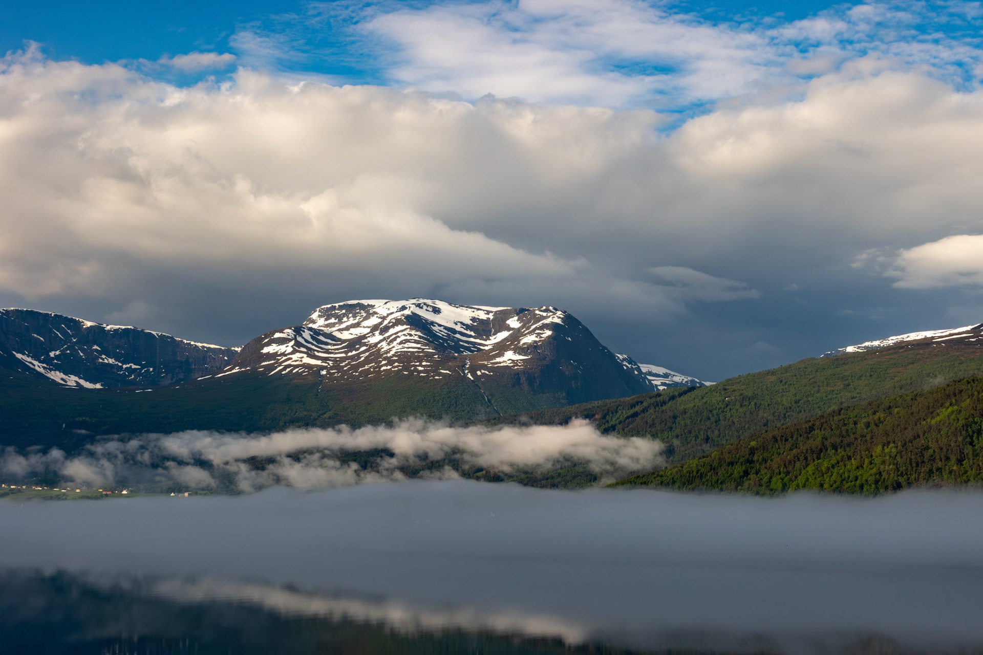 Gloppefjorden i tåke