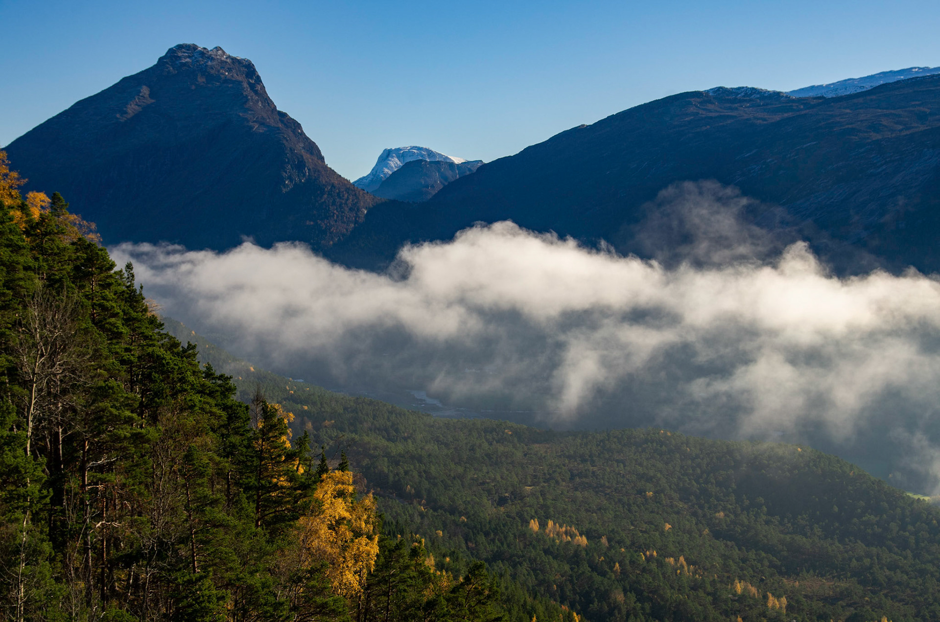 Ryssdalshornet og Skjorta fra Holvikefossen