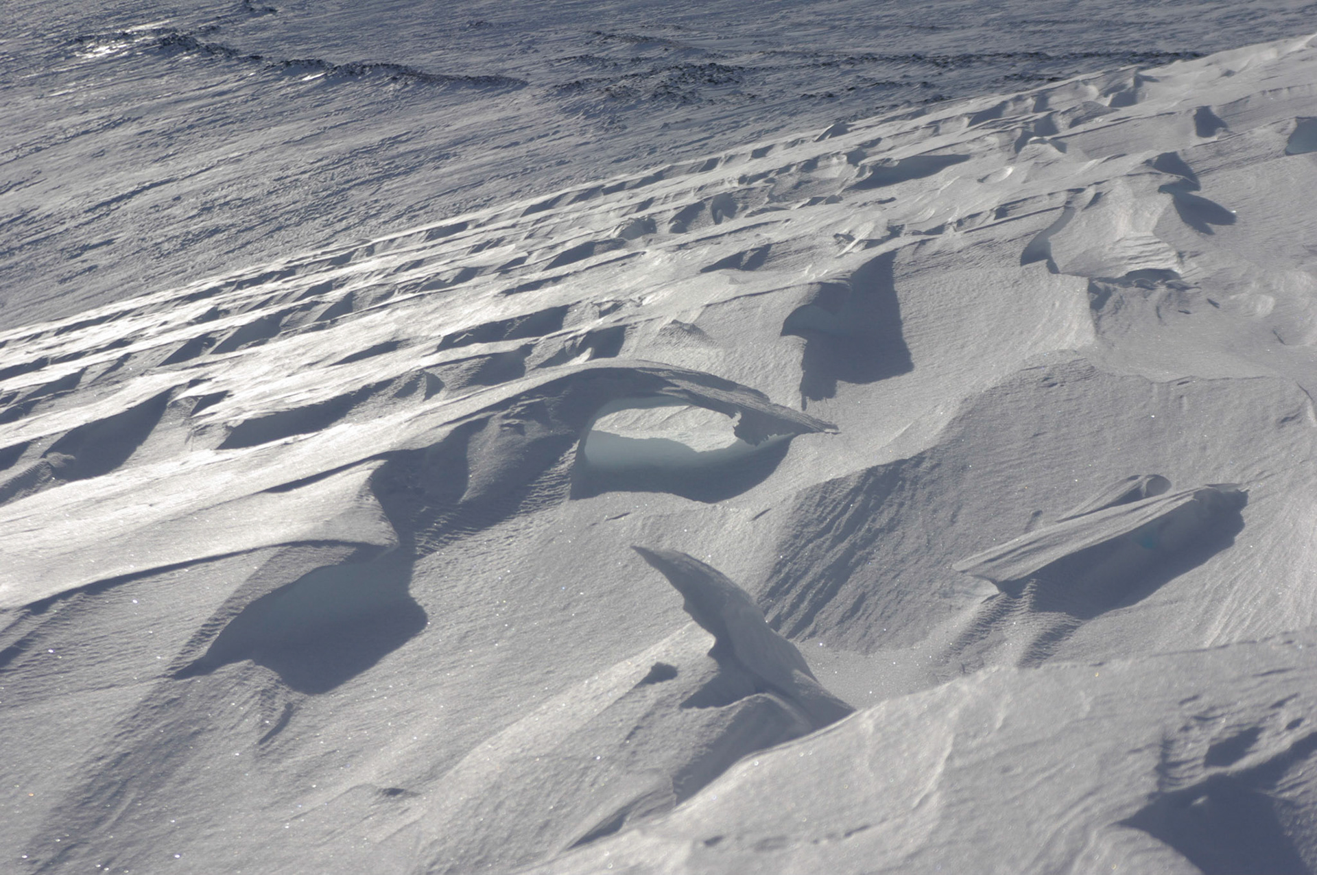 Vindpåvirket snø på Blåøret