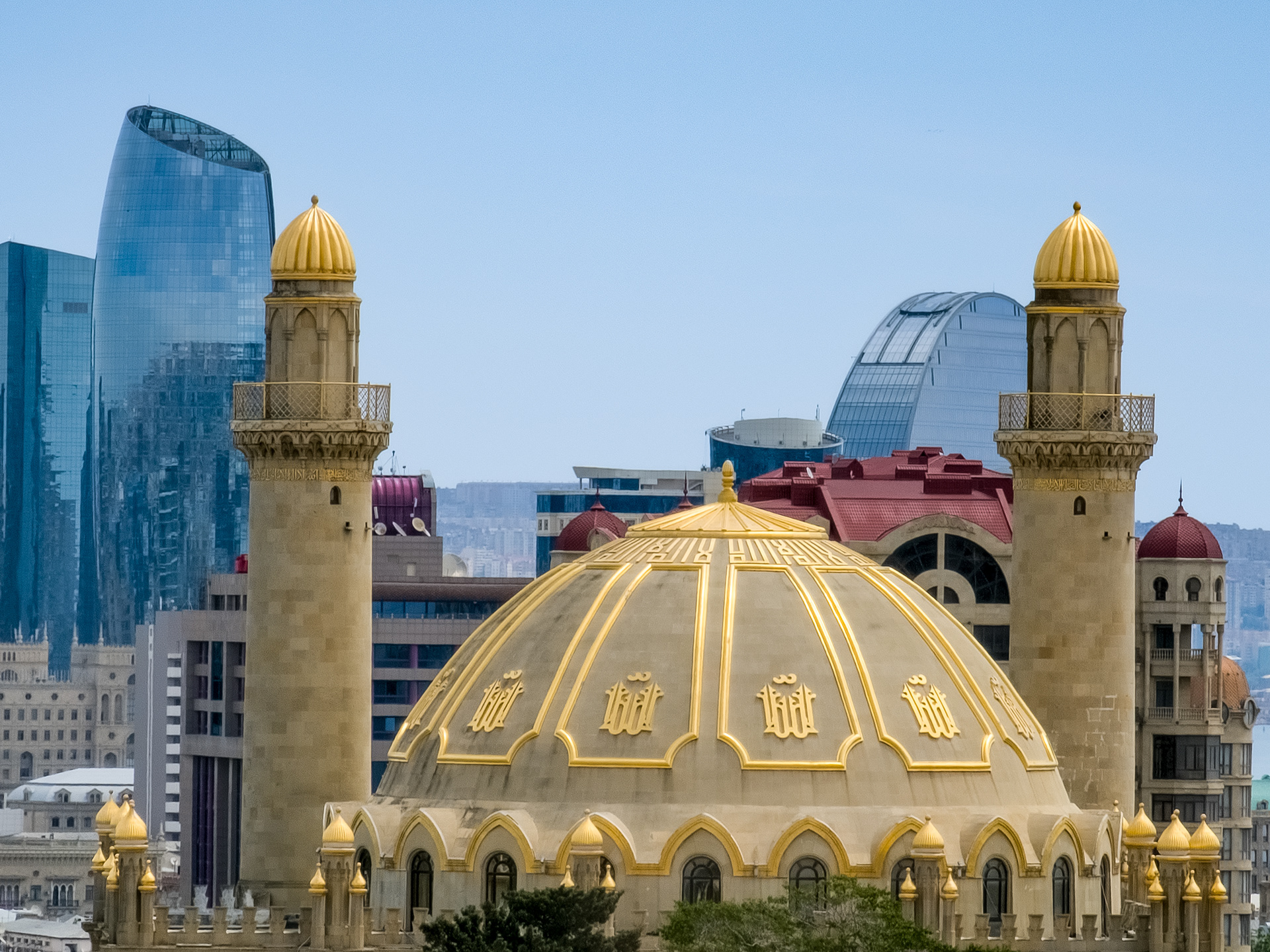 Moske og glasstårn i Baku