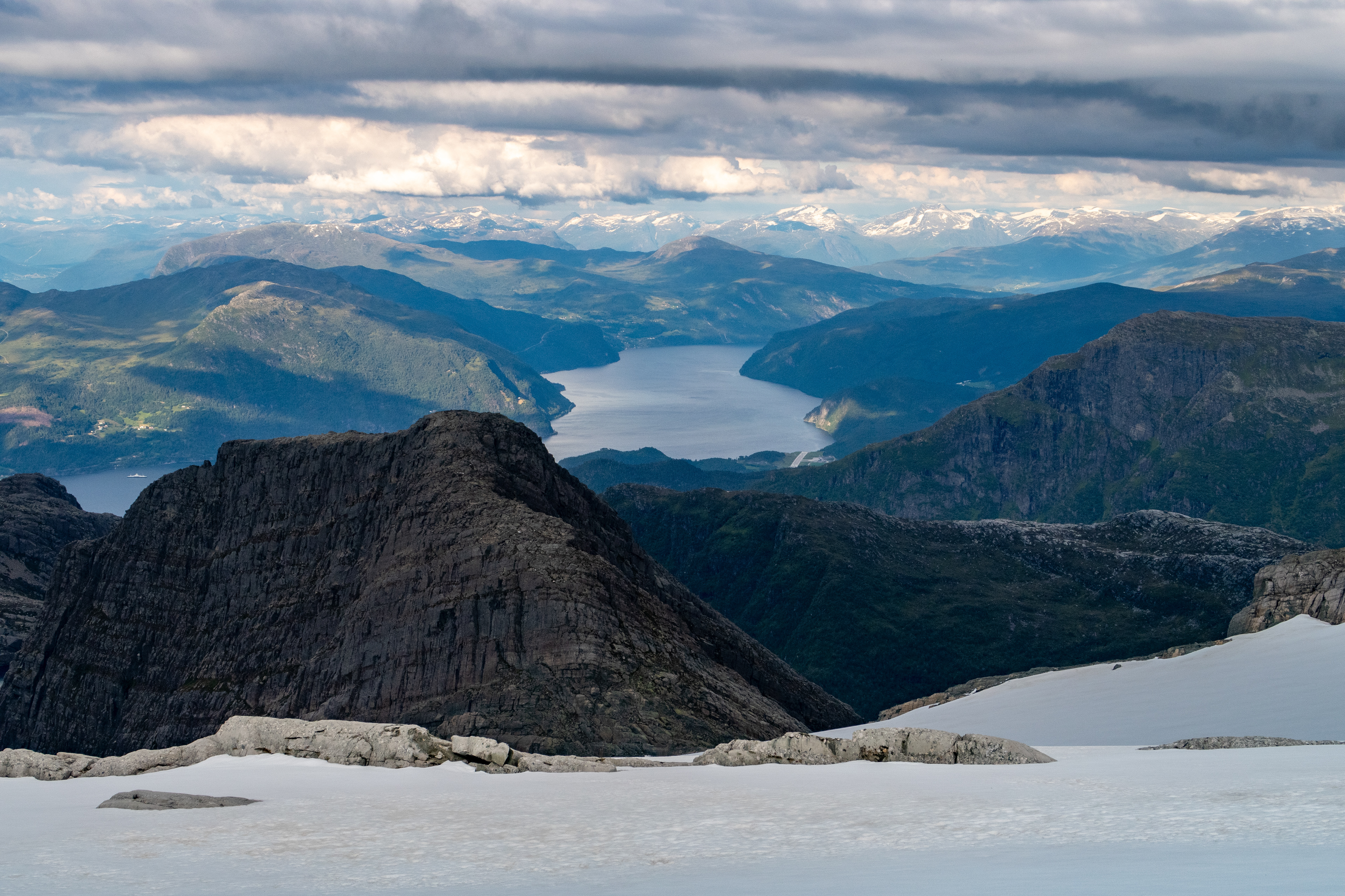 Innover Nordfjord fra Gjegnen