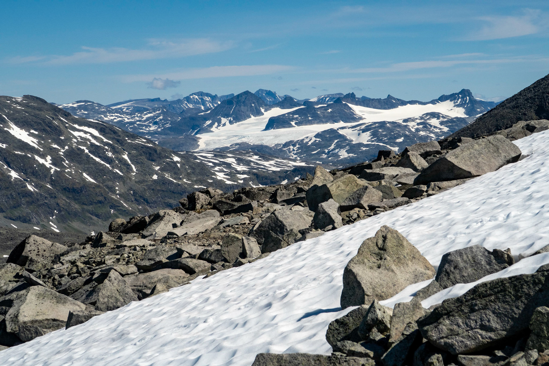Smørstabbtindan og Galdhøpiggen fra Dyrhaugsryggen