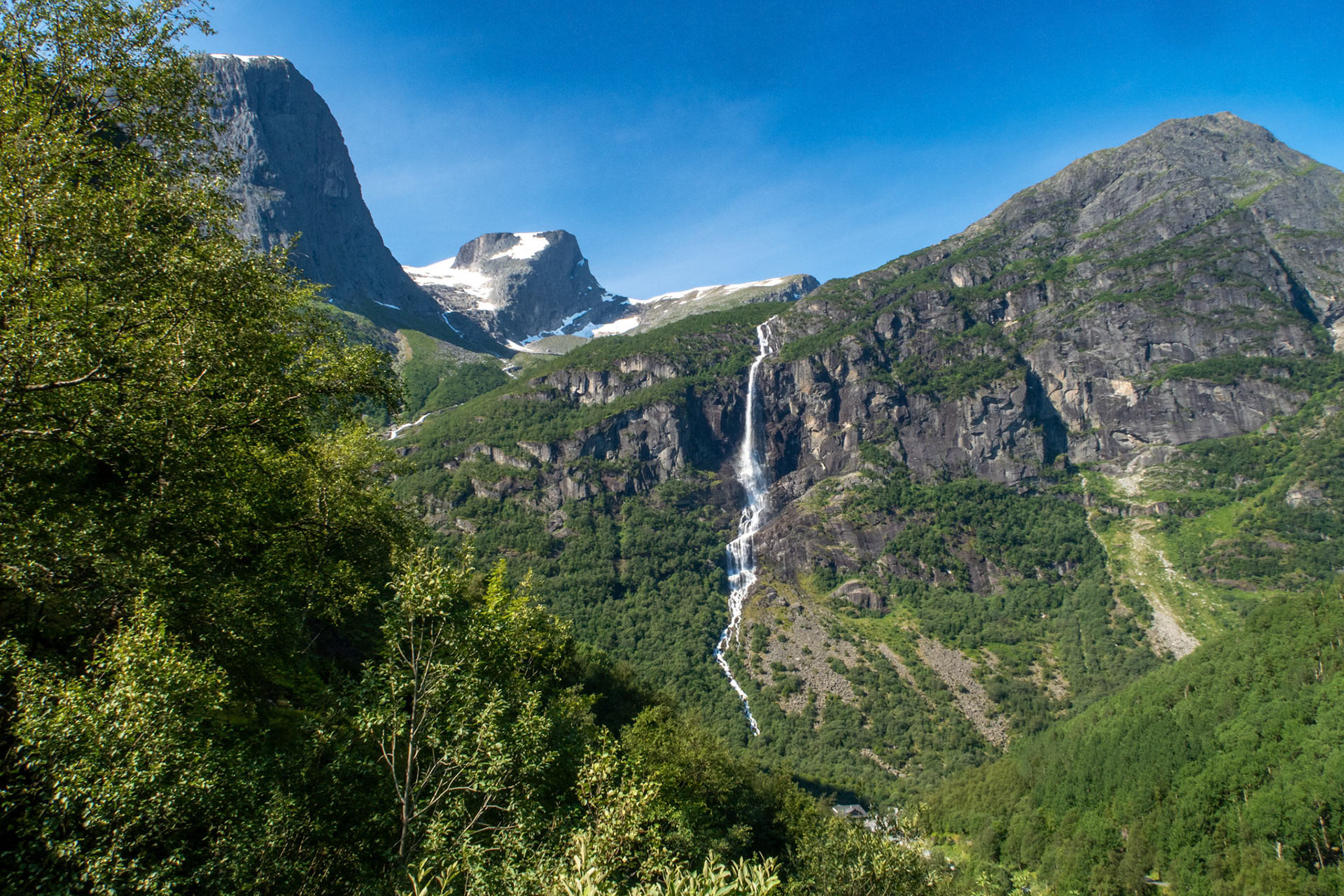 Oldeskaret med Middagsnibba, Hanekammen, Volefossen og Blåfjellet