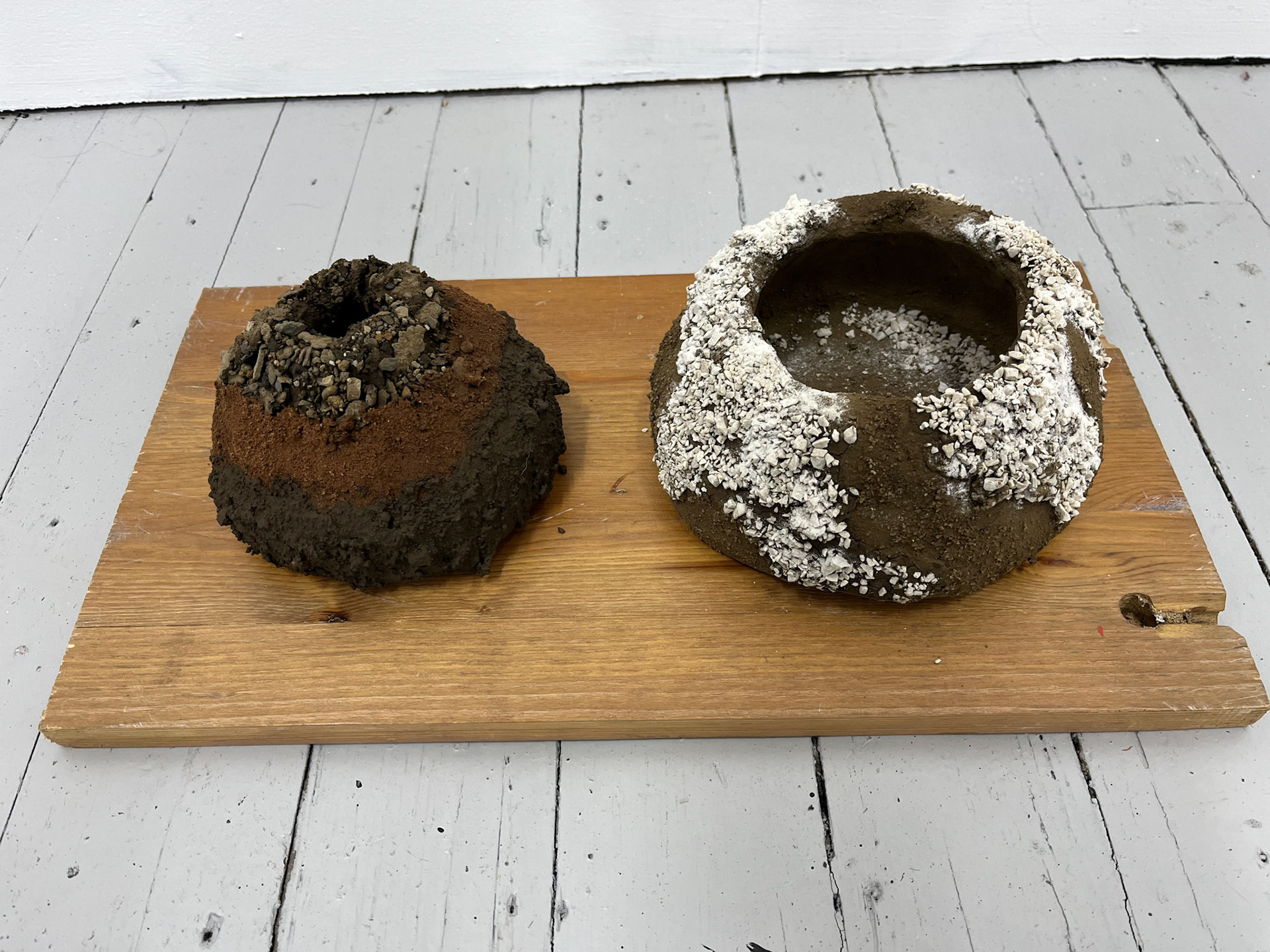 Pots side by side; Dark Grit, White Lime