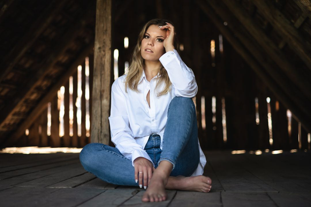 Portrait Frau in einer Scheune mit weissem Hemd