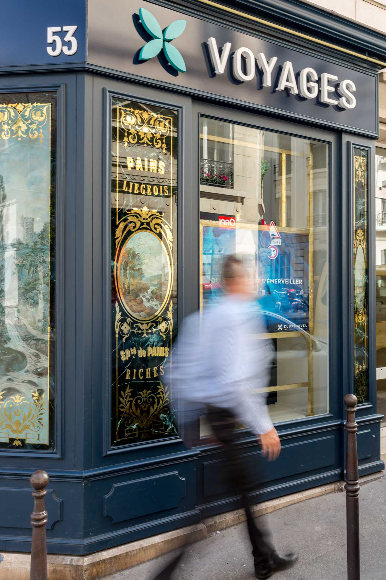 Vitrine devanture avec passage