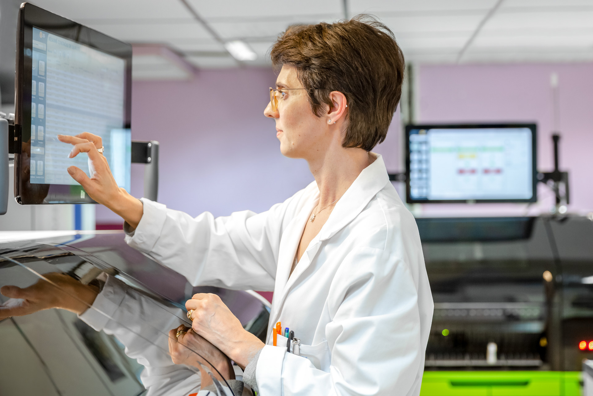 Médecin biologiste médical prépare la machine