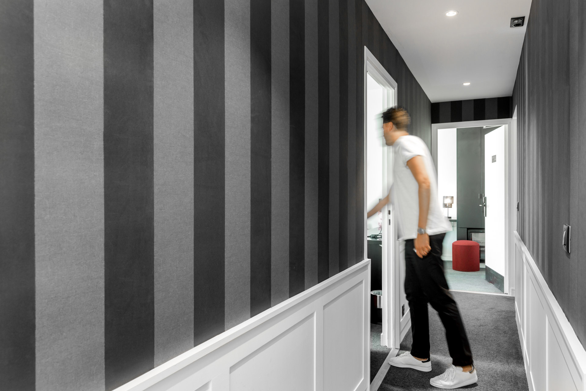 Un client en entrant dans une chambre
