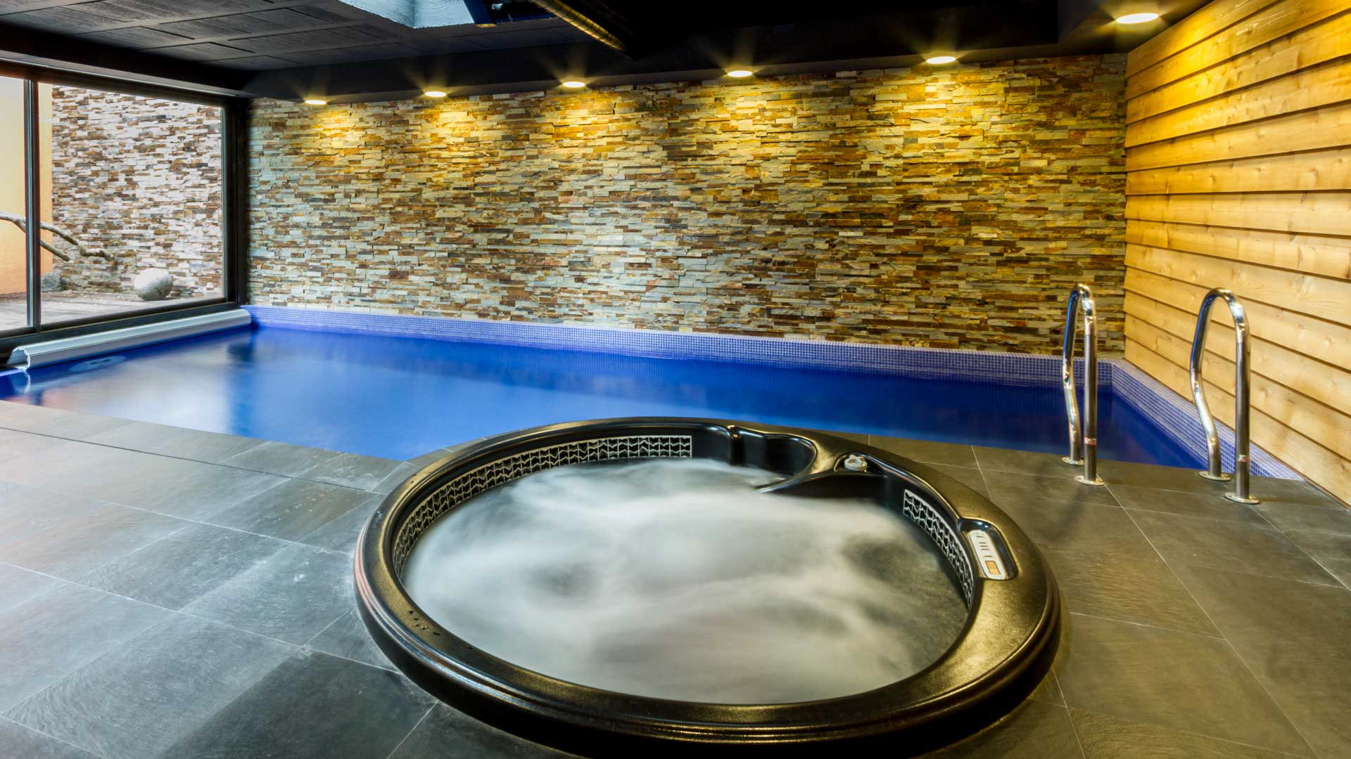 Piscine avec espace jacuzzi