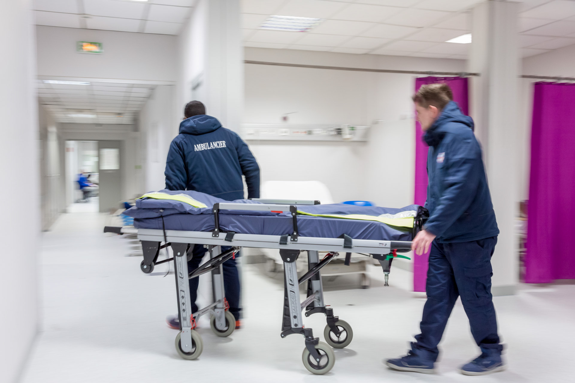 Ambulanciers aux urgences