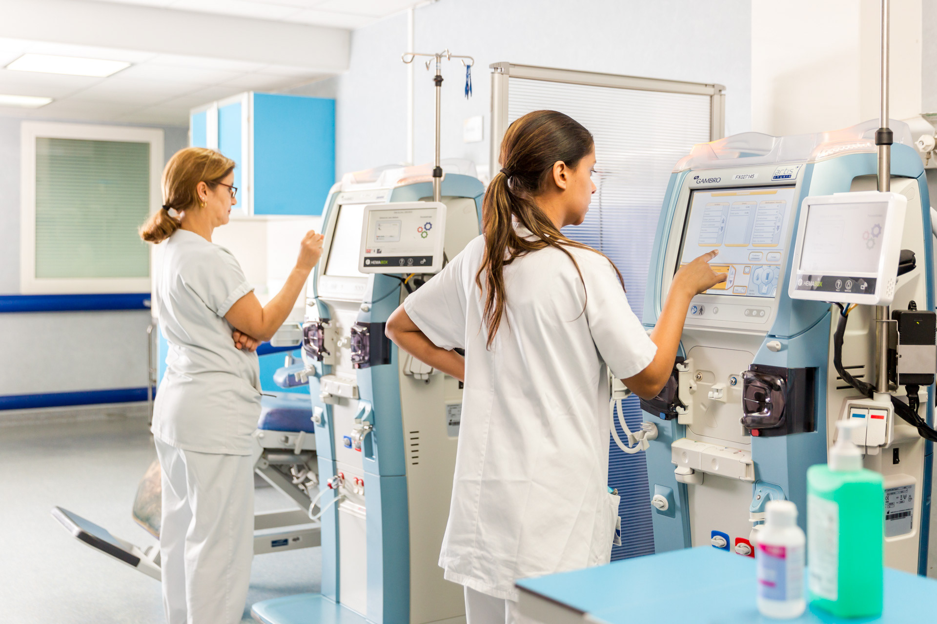 Deux posts dans le service dialyse