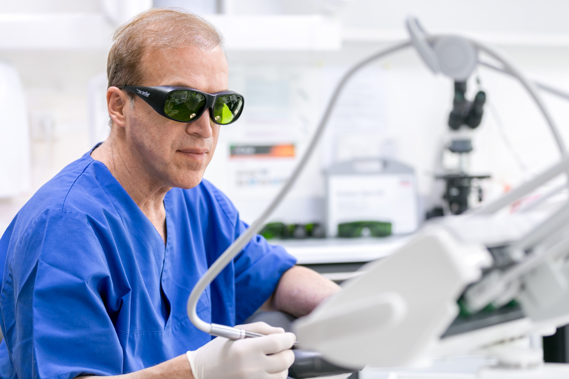 Portrait du dentiste en action