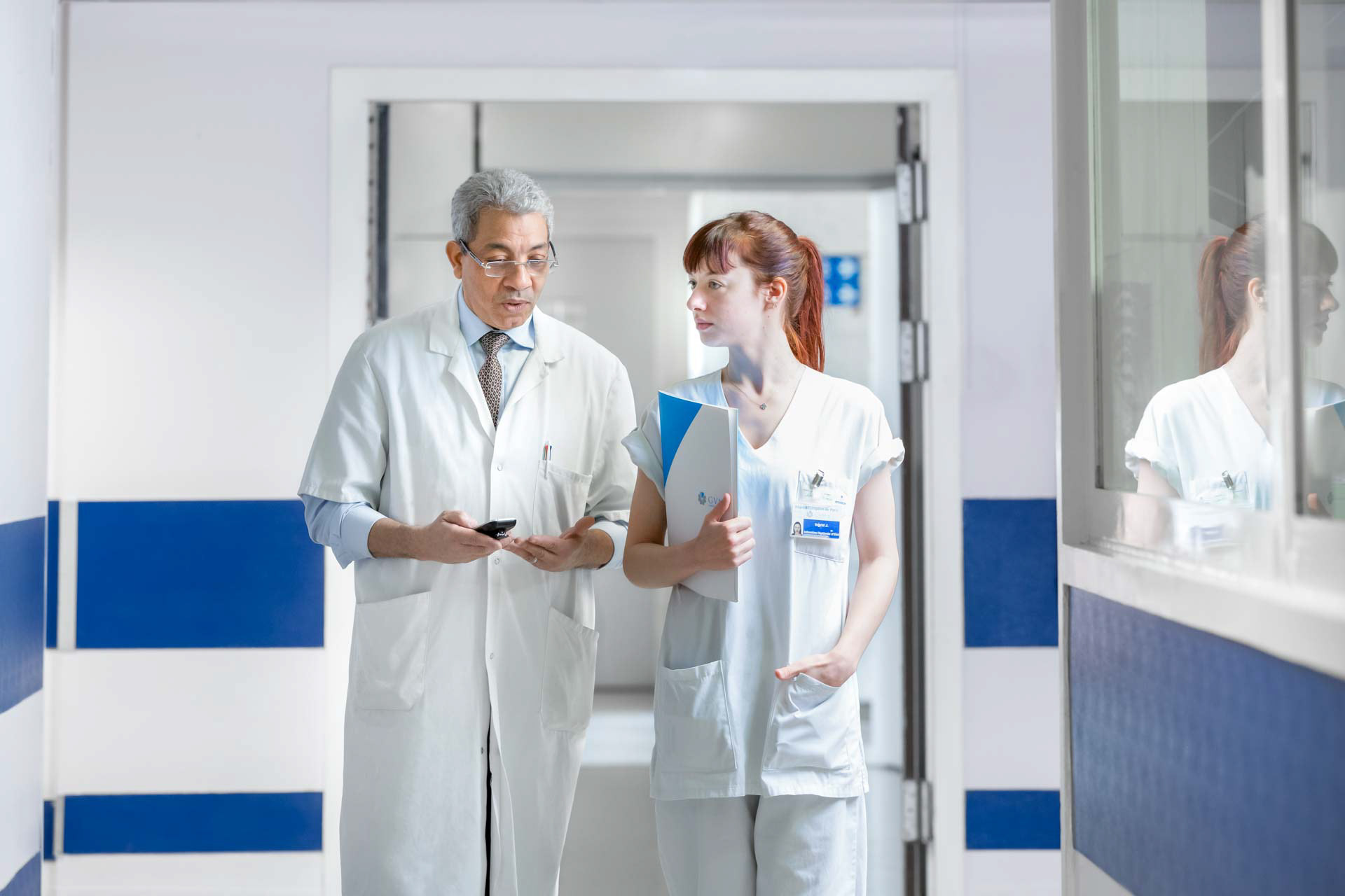 échanges médecins dans le couloir