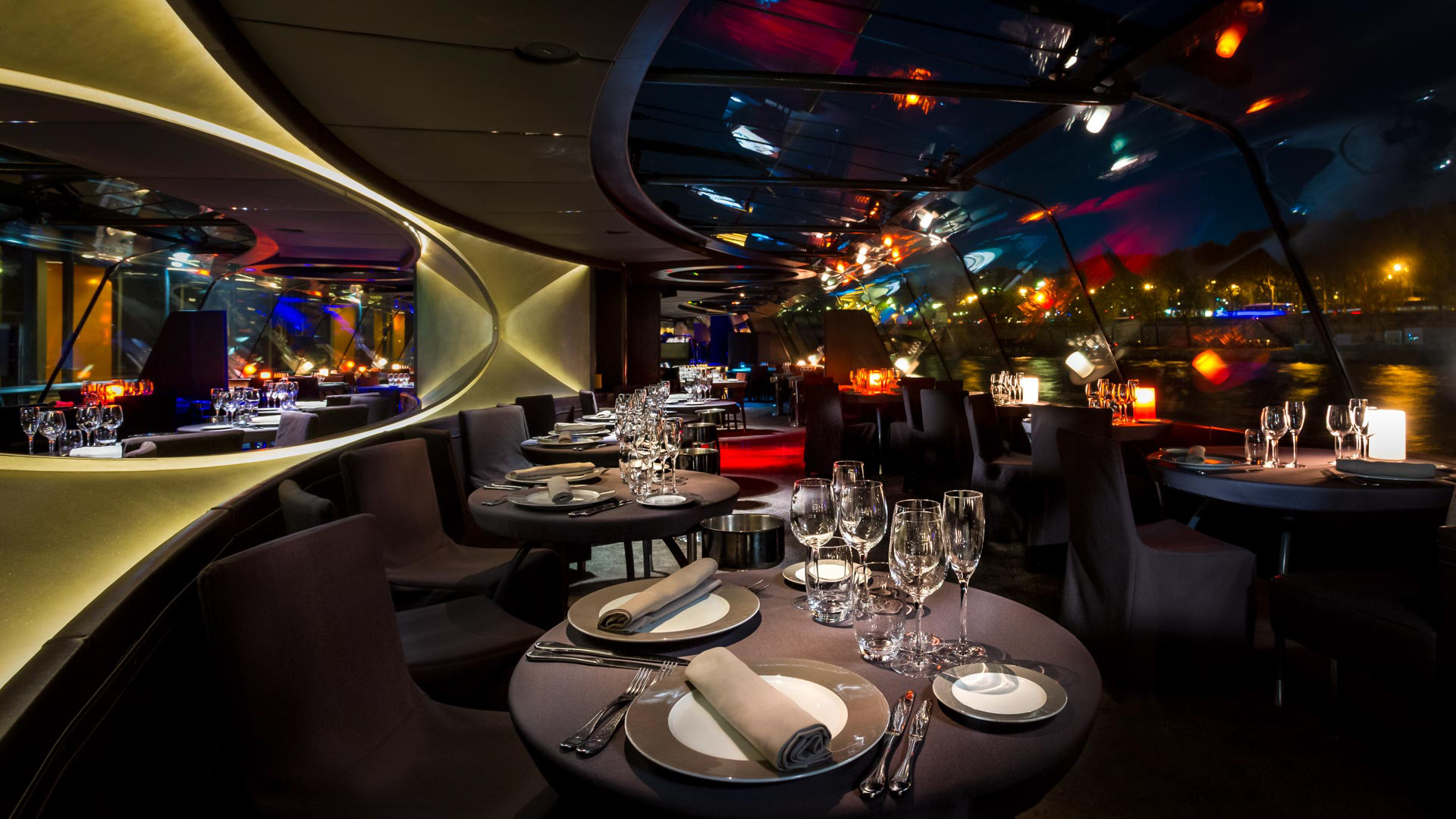 Intérieur restaurant Bateaux Parisiens