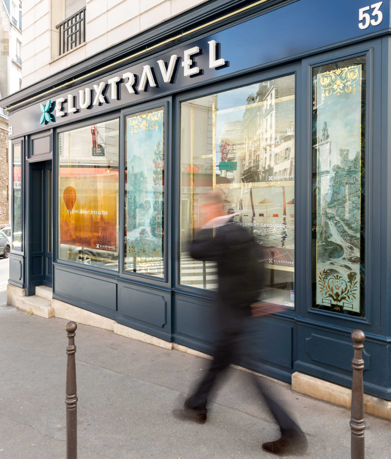 Vitrine devanture avec passage