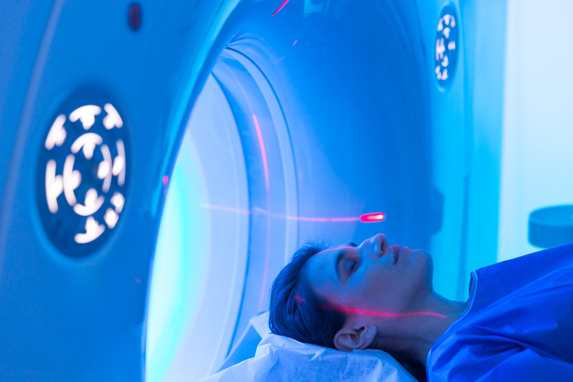 Une patiente est prête pour un IRM scanner