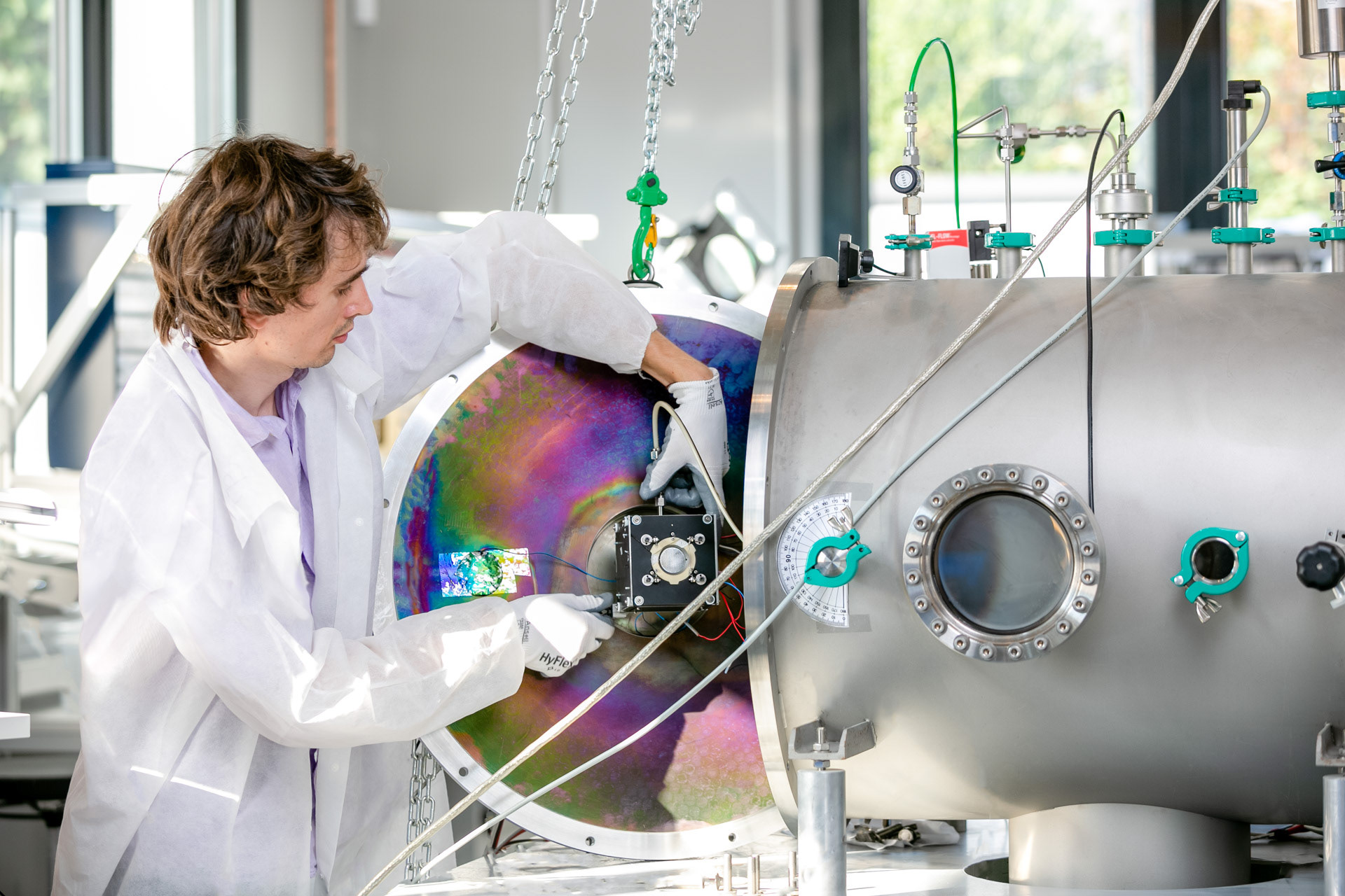 Dmytro examine le "vacuum machine"