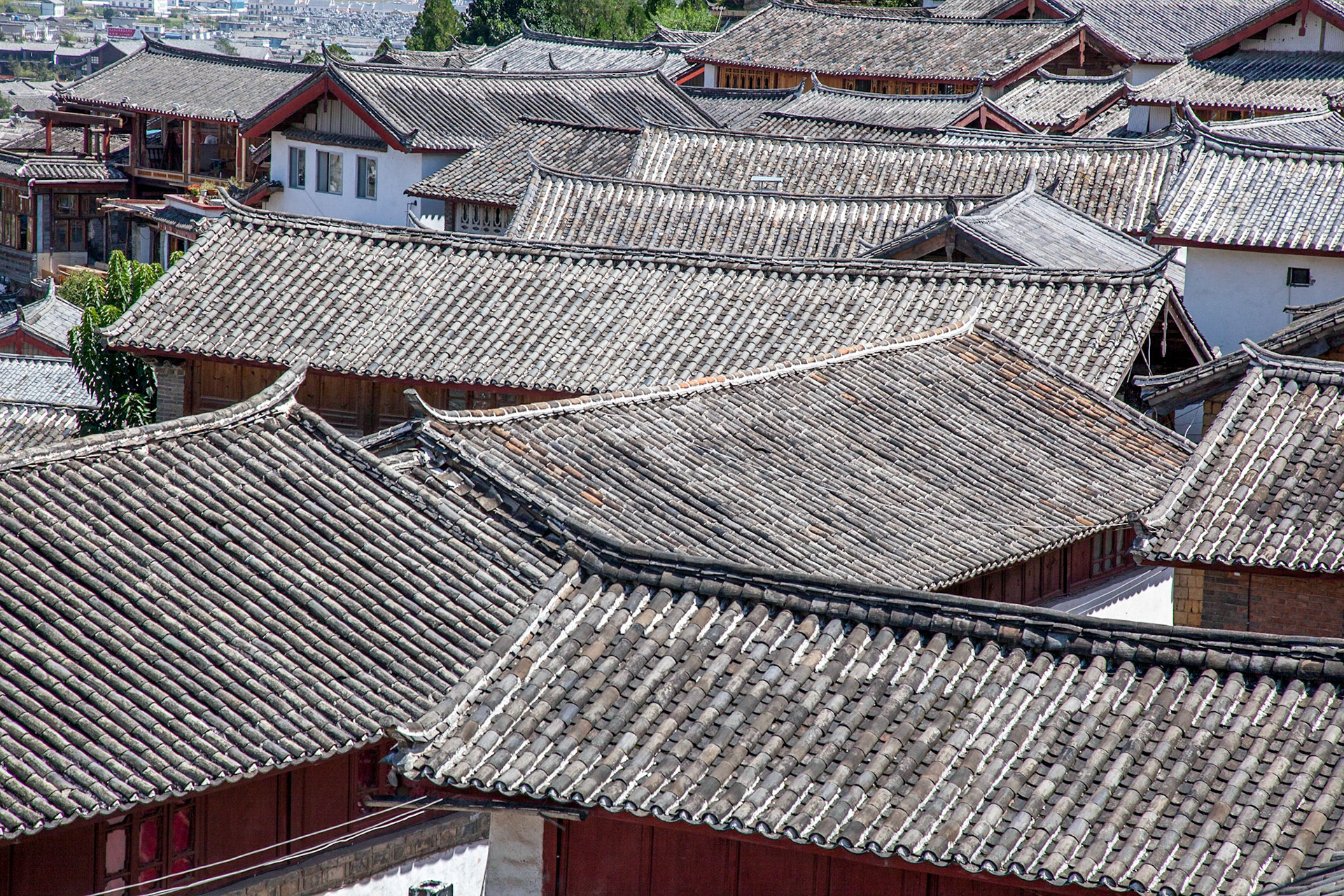 Now a popular touristic destination, and UNESCO Heritage Site, Lijiang has a history going back more than 800 years and was once a confluence for trade along the old tea horse road. The Lijiang old town is famous for its orderly system of waterways and bridges. The old town of Lijiang differs from other ancient Chinese cities in architecture, history and the culture of its traditional residents the Nakhi people, therefore people there are called 胖金哥 and 胖金妹 (pàng jīn gē, pàng jīn mèi, male and female respectively). The town was ruled by the Mu Family during the portions of the Ming and Qing Dynasties, a period of nearly 500 years.